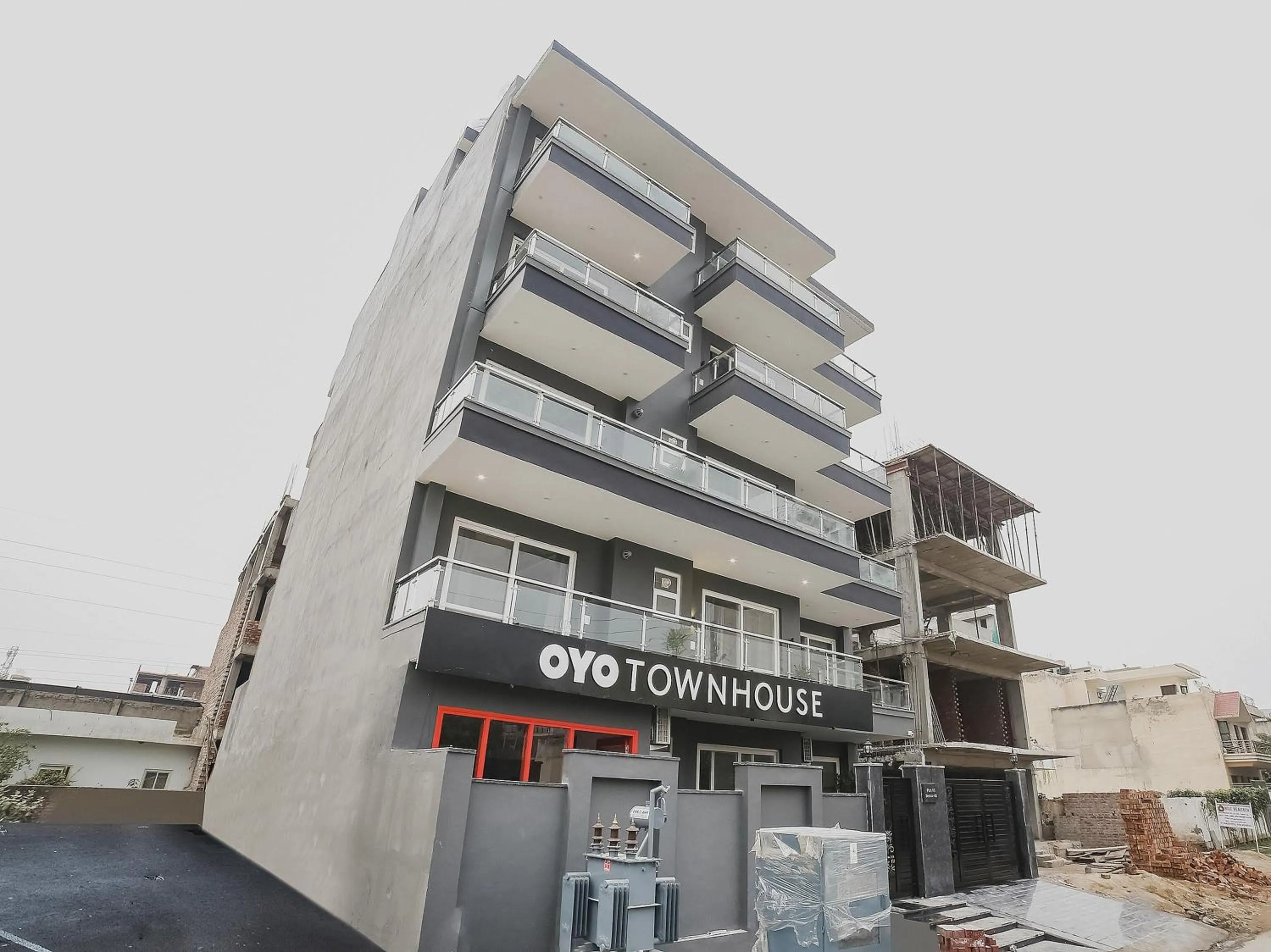 Facade/entrance in Townhouse Sector 46 Gurgaon Near Appu Ghar