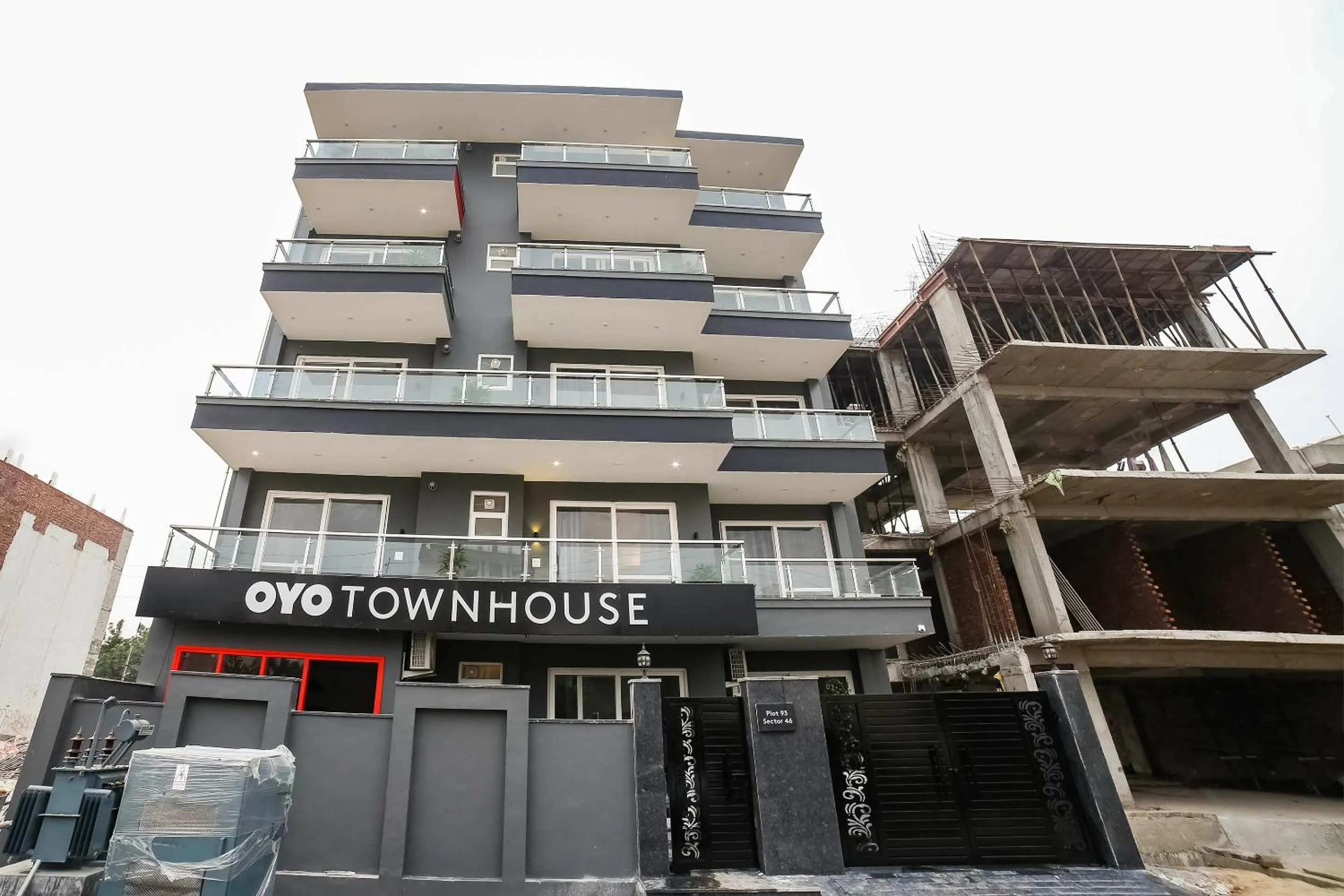 Facade/entrance in Townhouse Sector 46 Gurgaon Near Appu Ghar