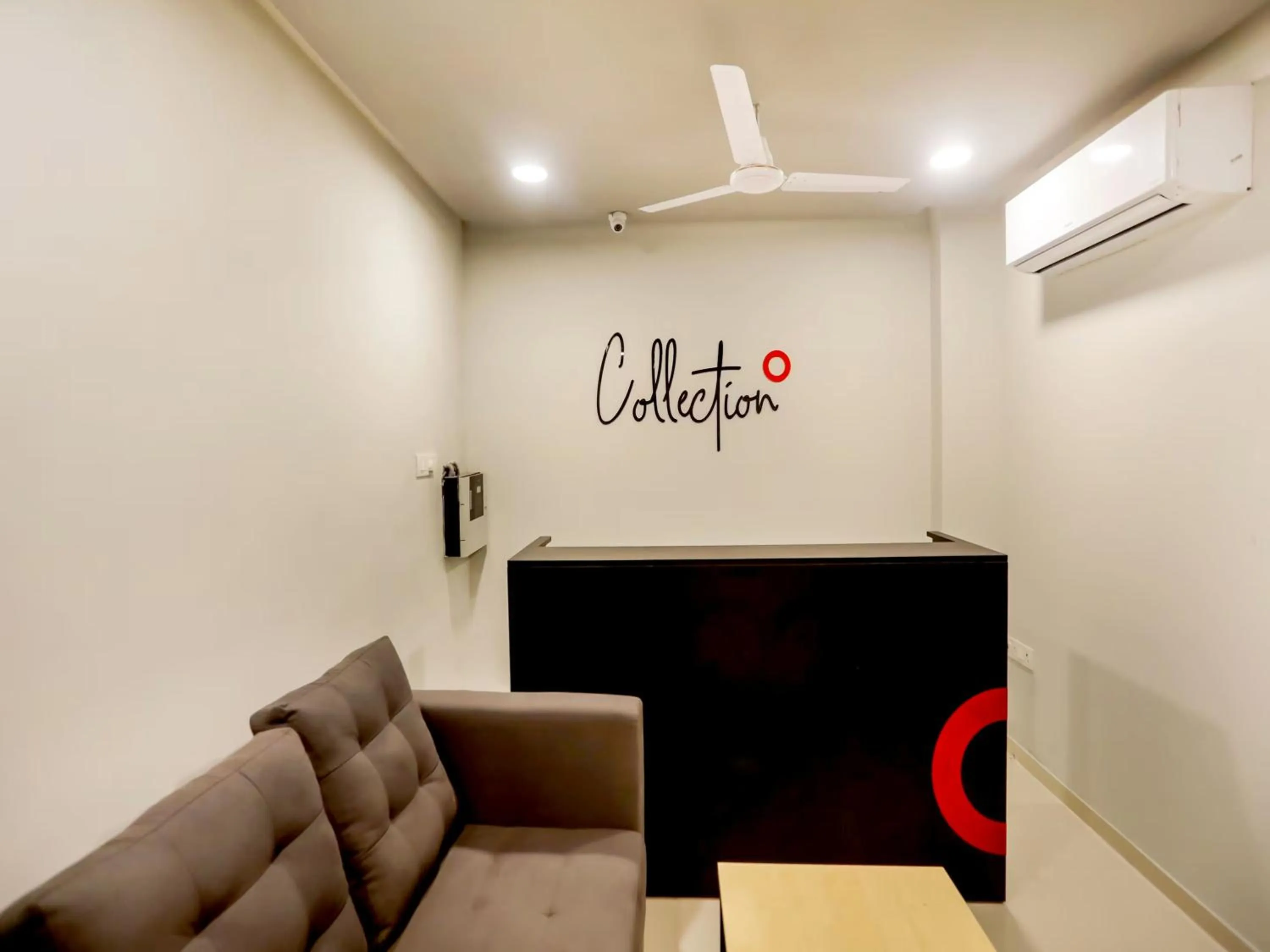 Lobby or reception in Collection O Le Noida Hotel Near Sector 76 Metro Station