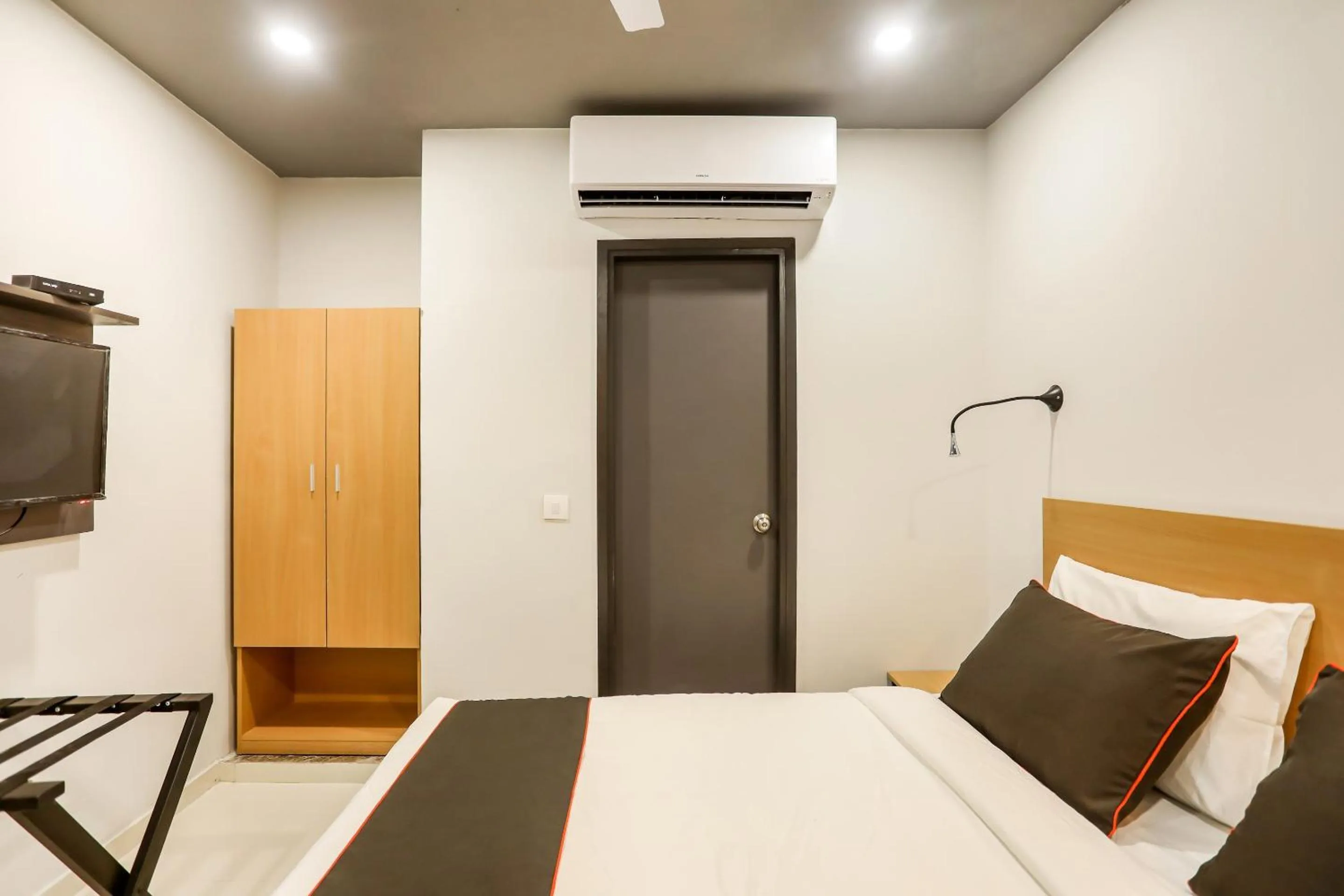Bedroom, Bed in Collection O Le Noida Hotel Near Sector 76 Metro Station