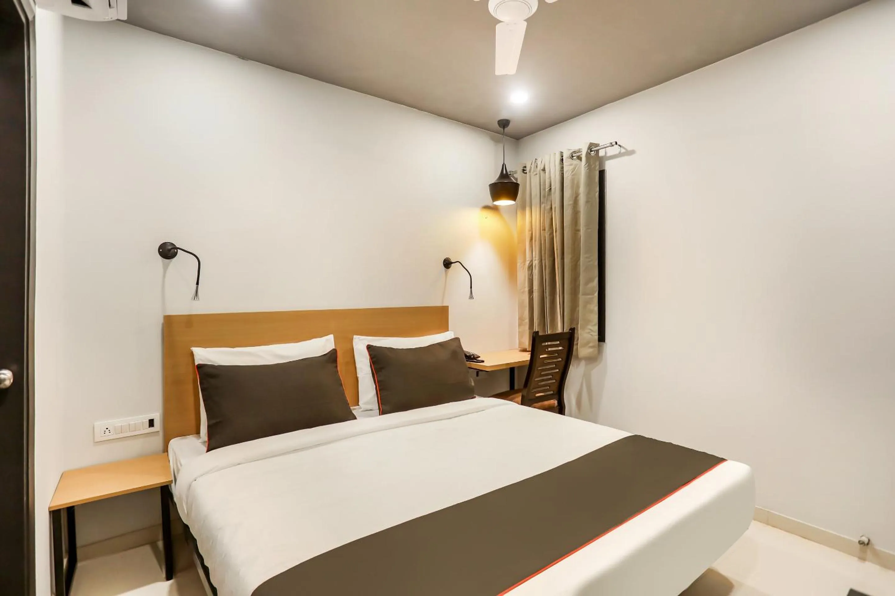 Bedroom, Bed in Collection O Le Noida Hotel Near Sector 76 Metro Station