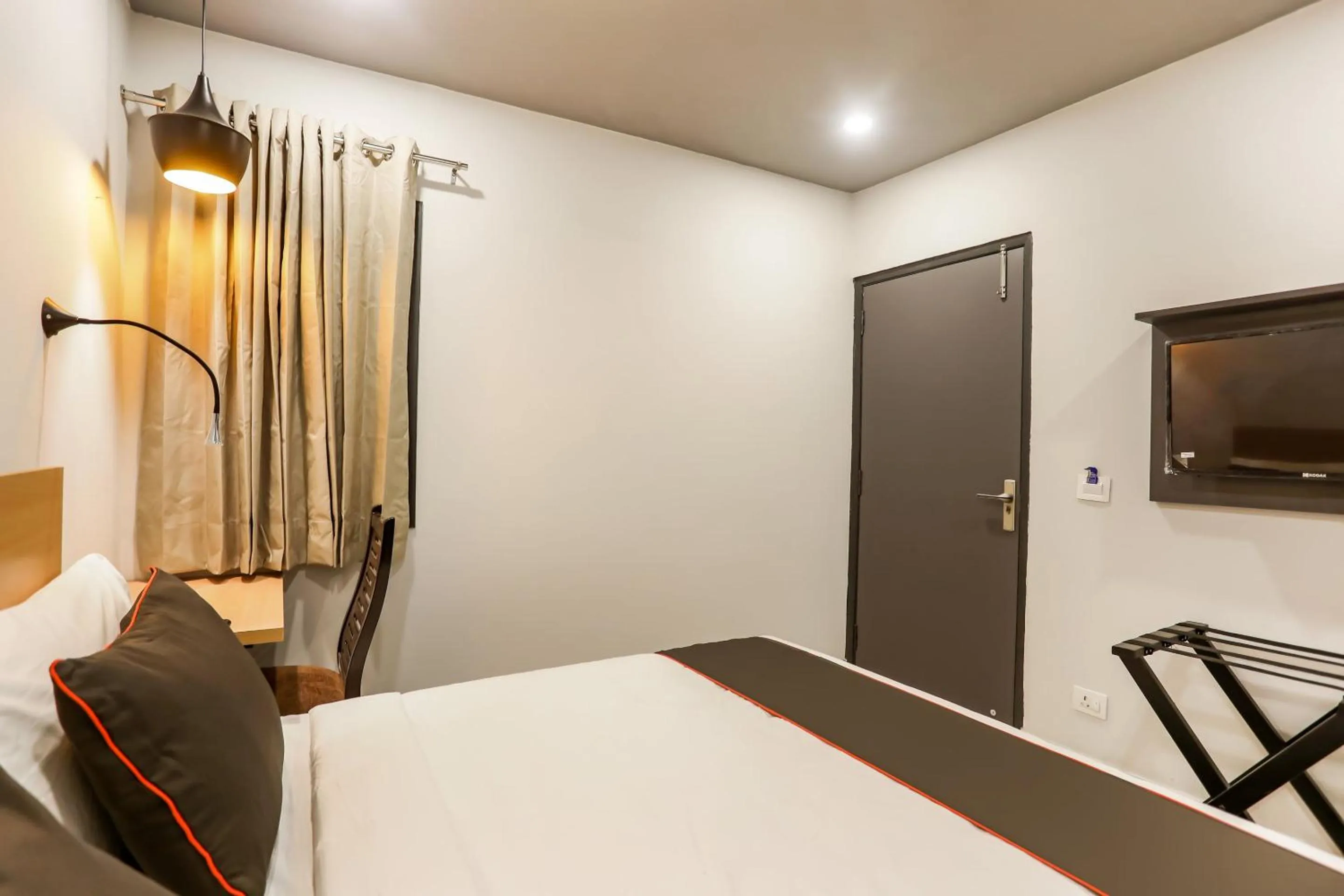 Bedroom, Bed in Collection O Le Noida Hotel Near Sector 76 Metro Station