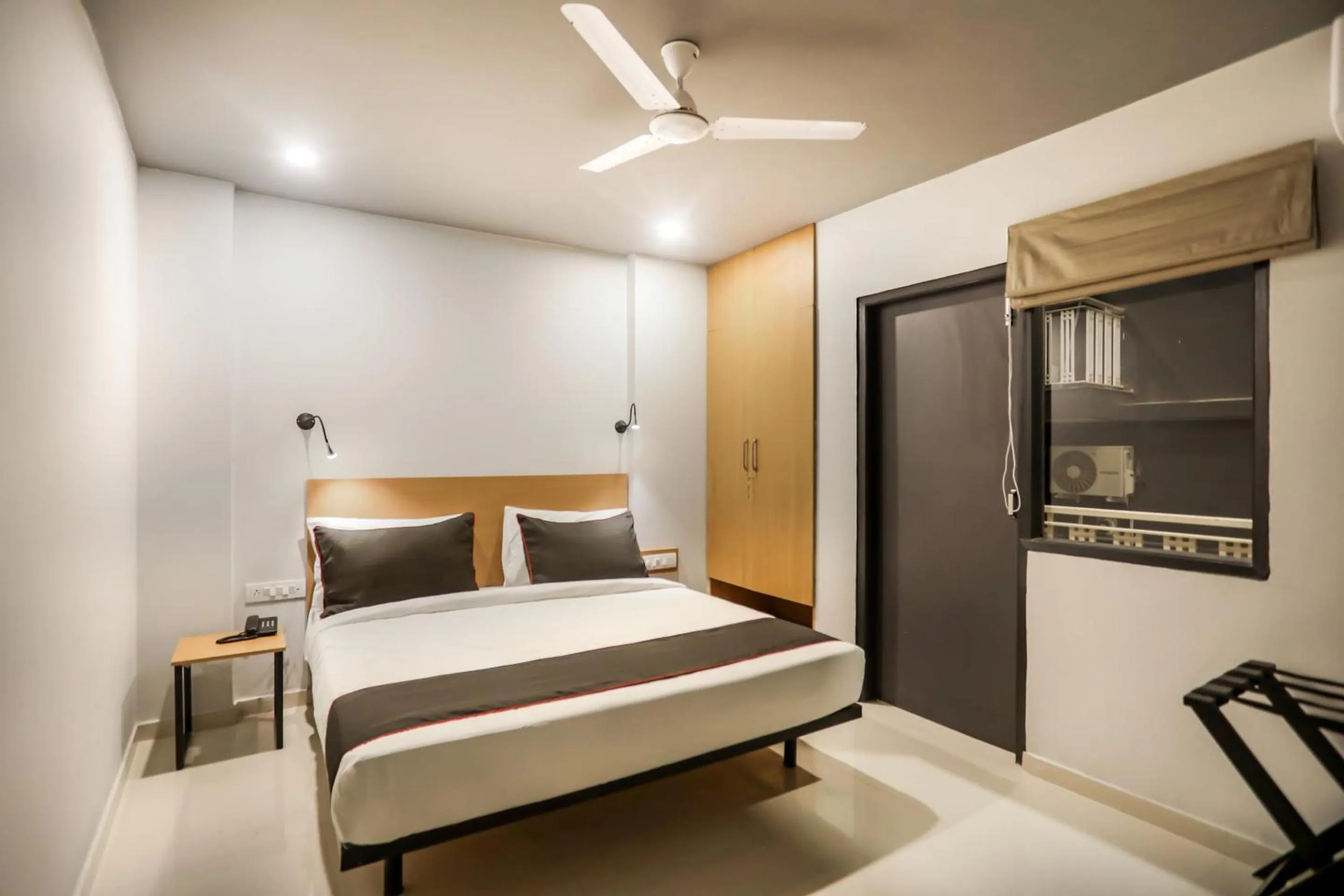 Bedroom, Bed in Collection O Le Noida Hotel Near Sector 76 Metro Station