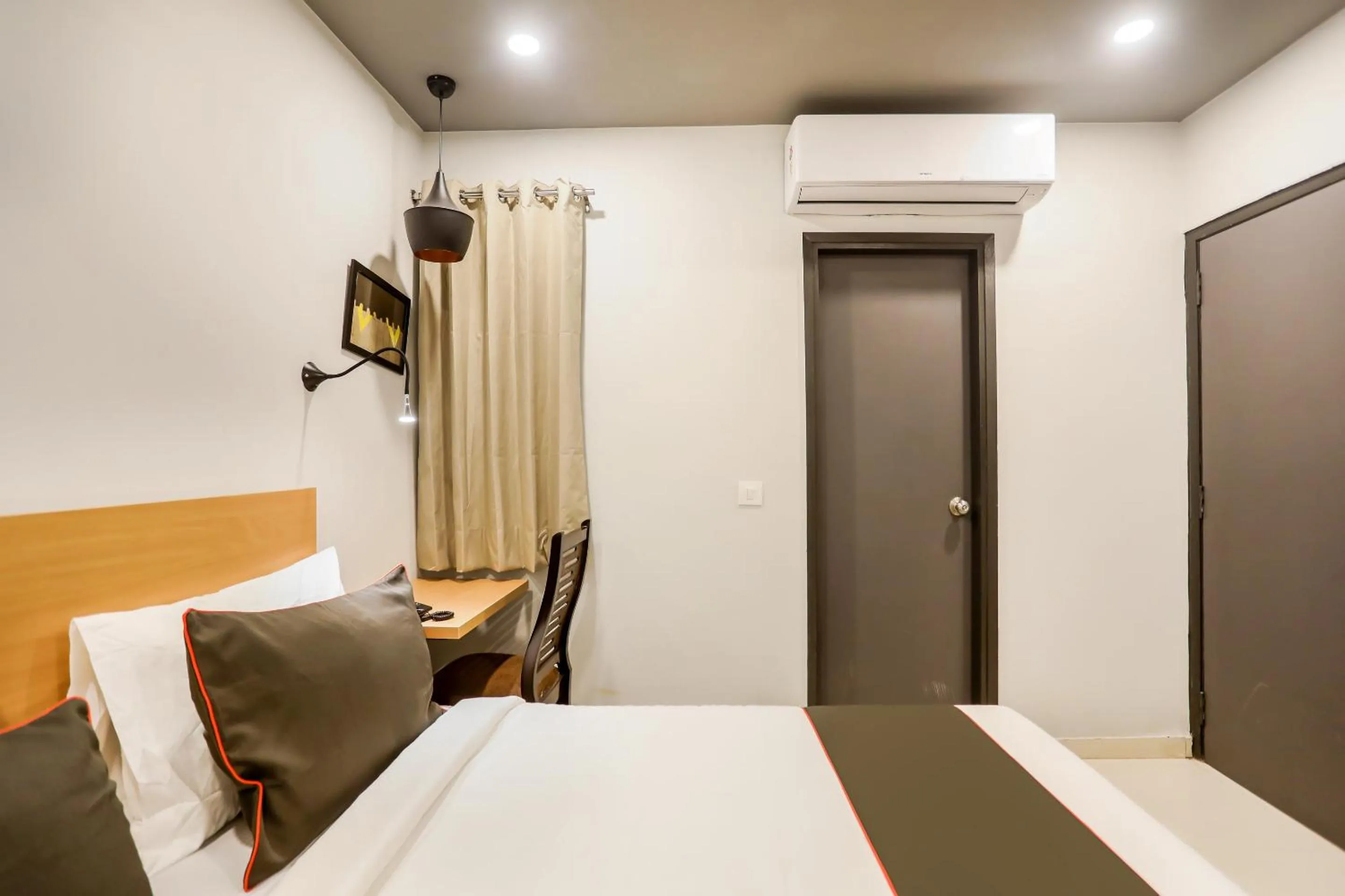 Bedroom, Bed in Collection O Le Noida Hotel Near Sector 76 Metro Station