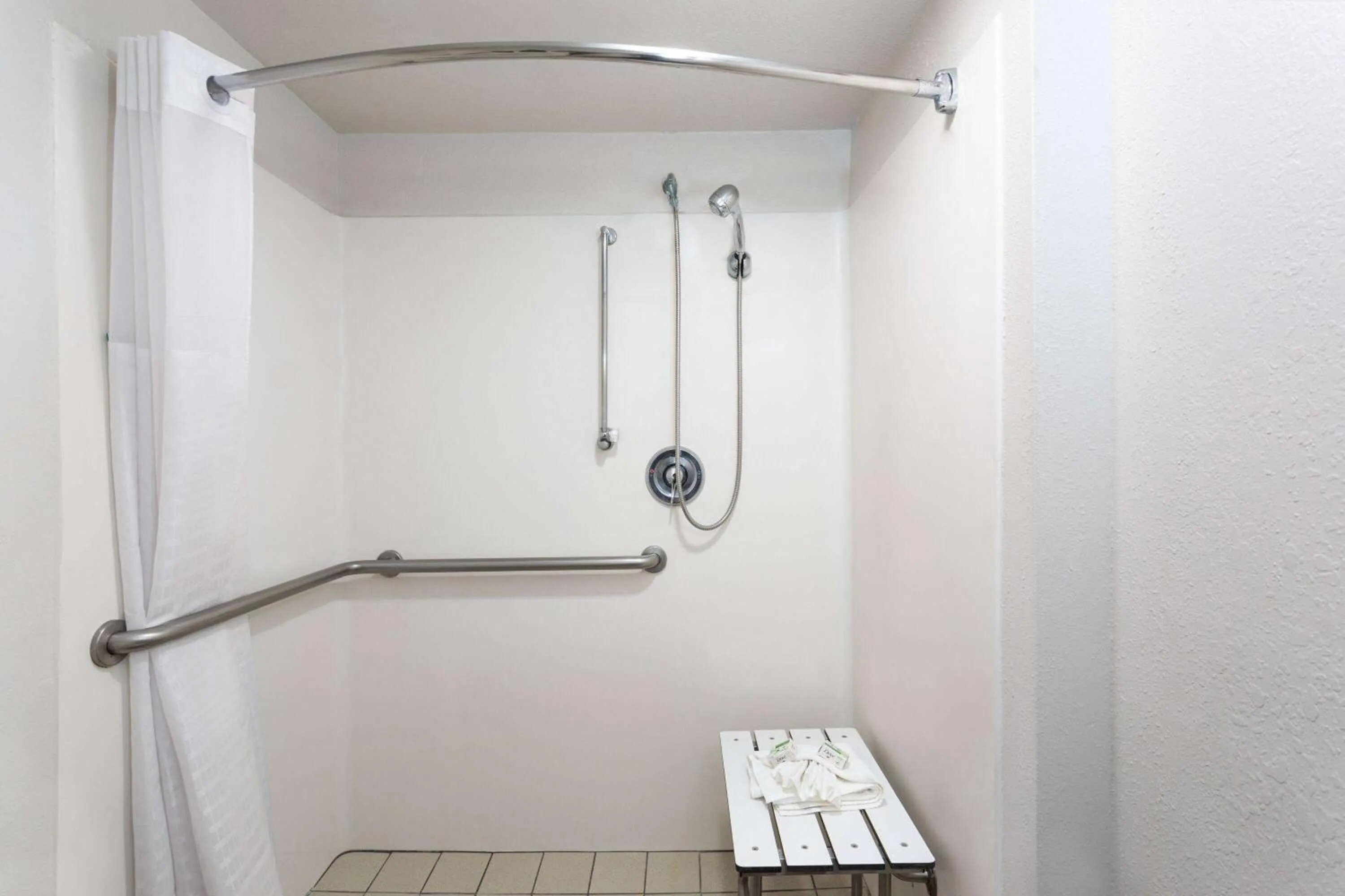 Shower in La Quinta Inn by Wyndham Cocoa Beach-Port Canaveral