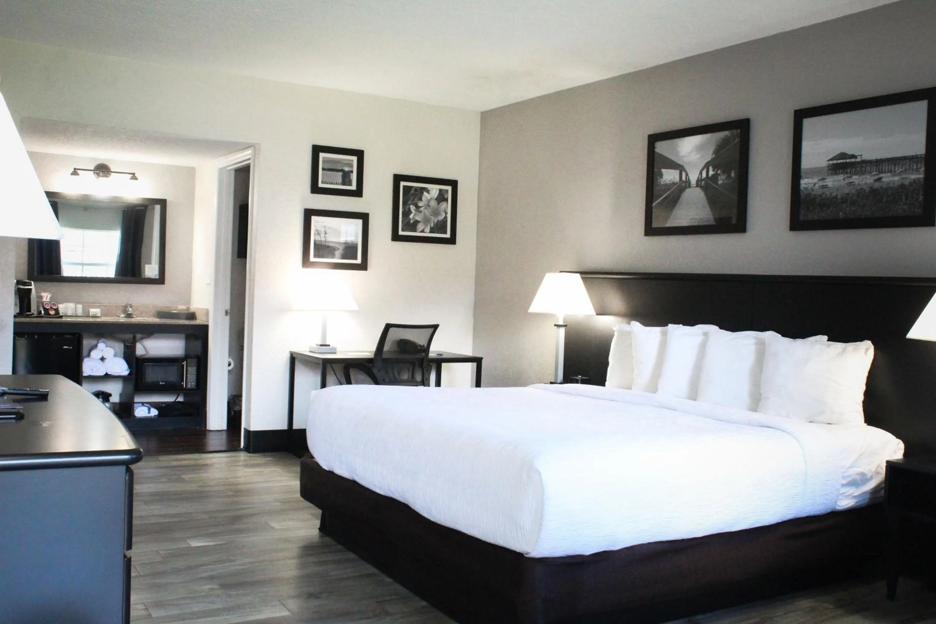 Bed in La Quinta Inn by Wyndham Cocoa Beach-Port Canaveral