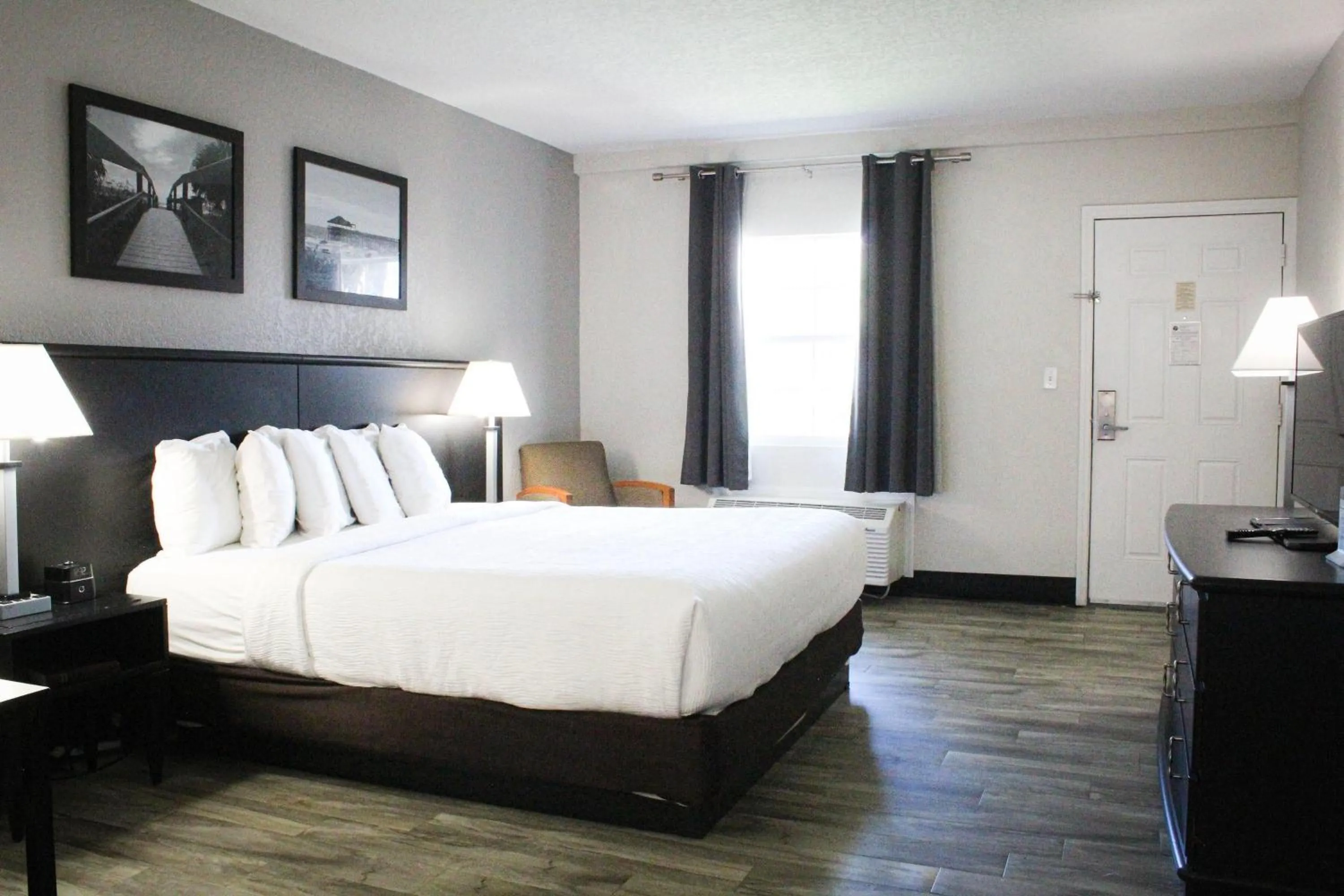 Photo of the whole room, Bed in La Quinta Inn by Wyndham Cocoa Beach-Port Canaveral
