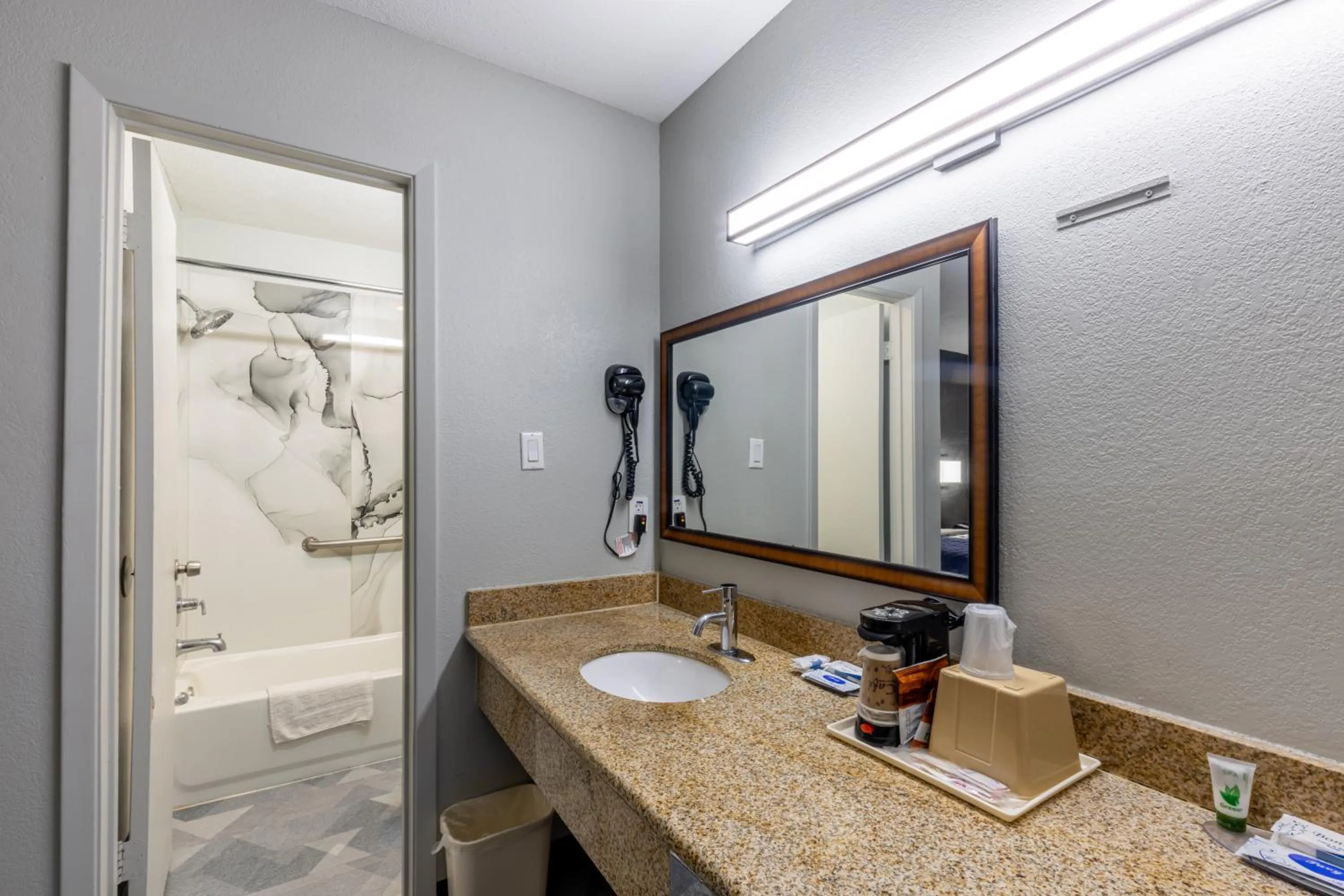 Bathroom in Freer Executive inn and Studios