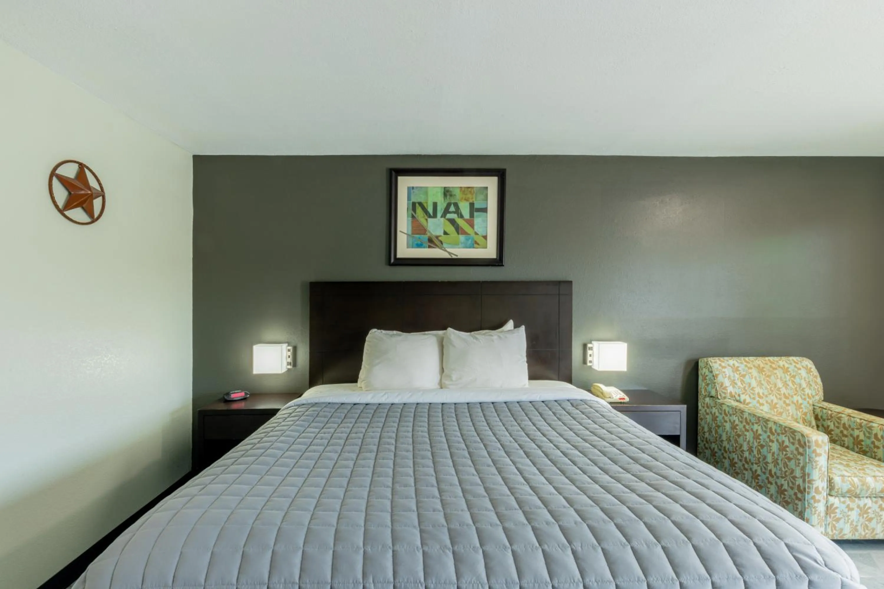 Bed in Freer Executive inn and Studios