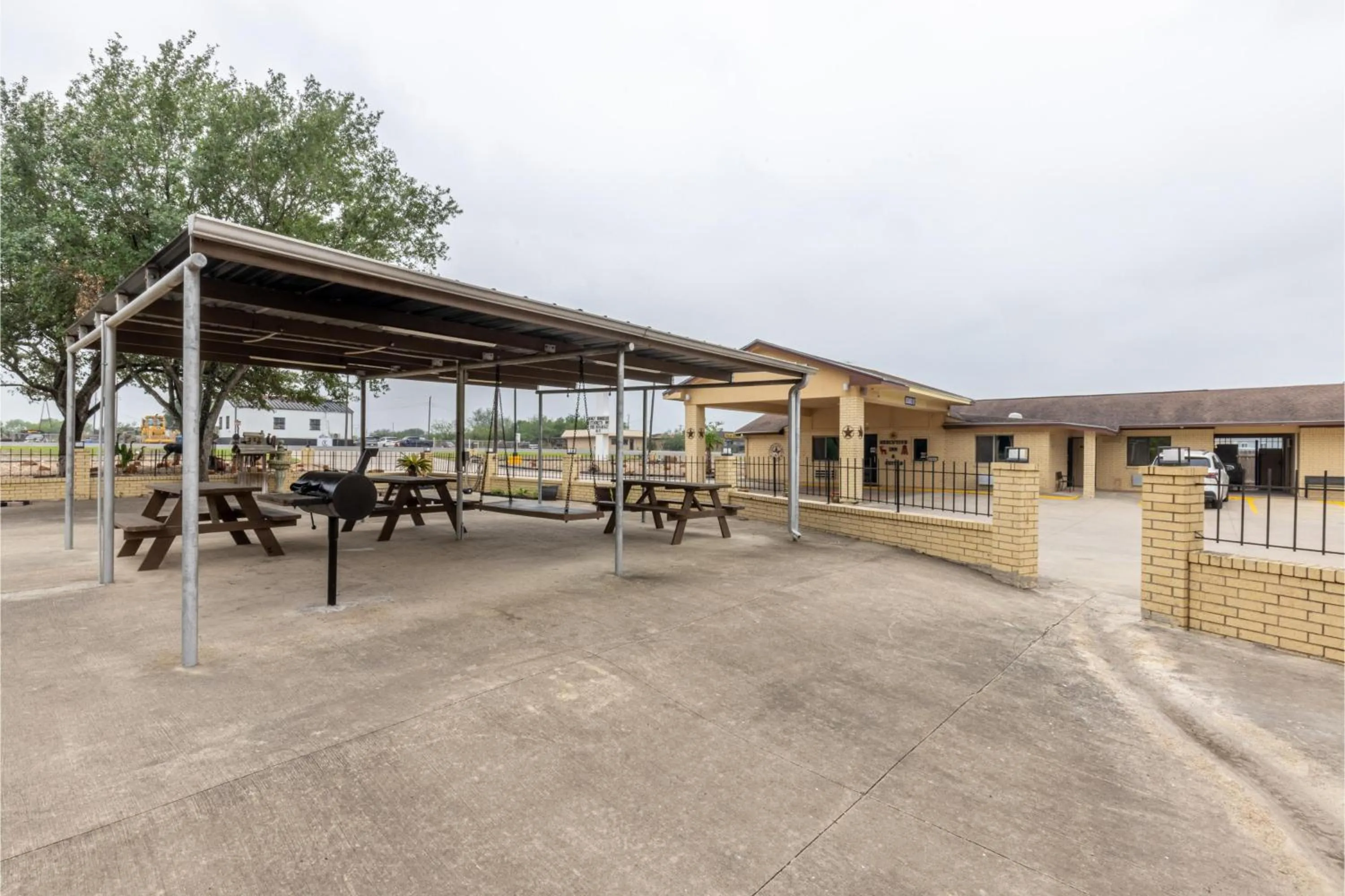 Facade/entrance in Freer Executive inn and Studios