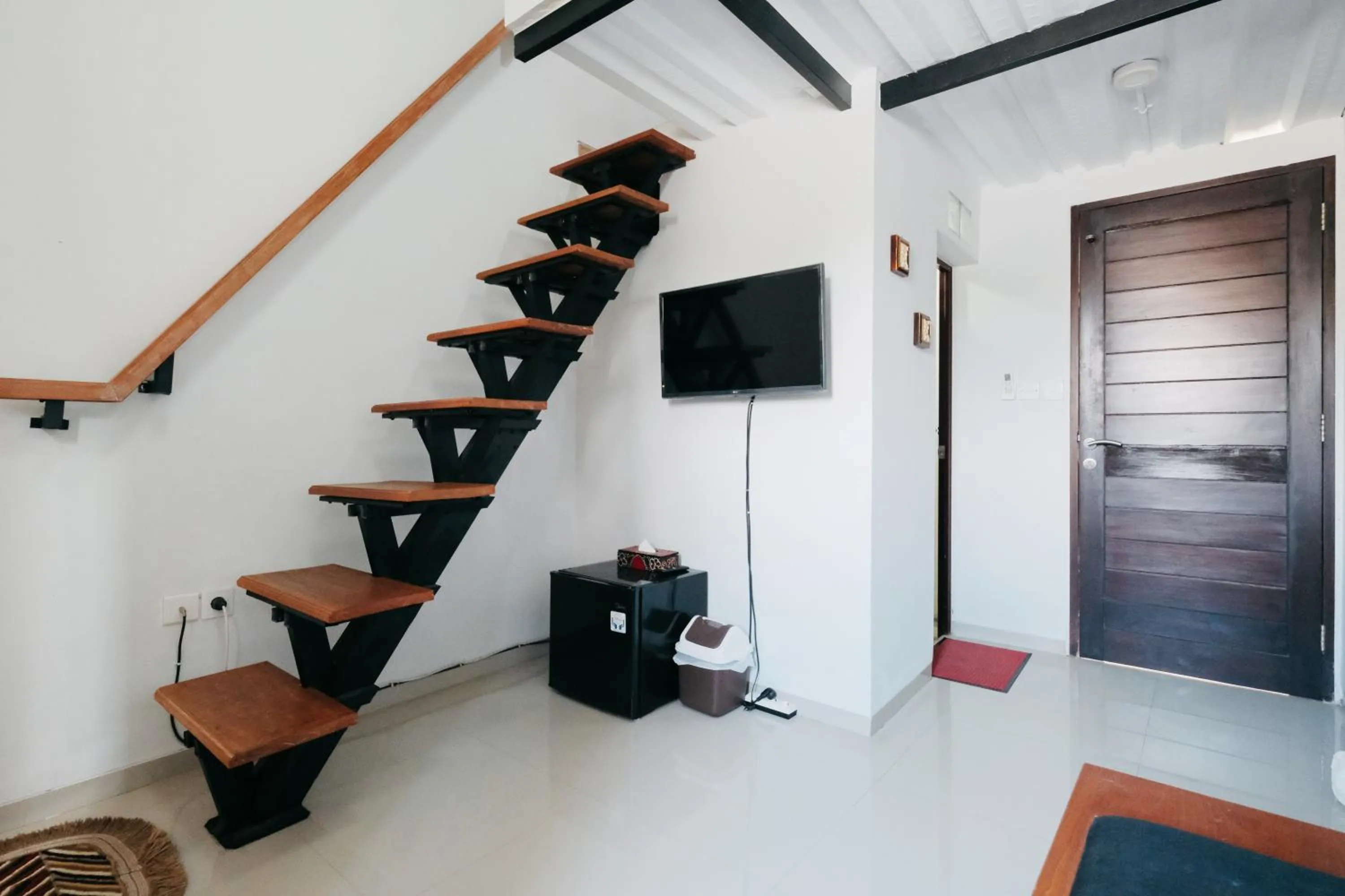 TV and multimedia, TV/Entertainment Center in D' Tamblingan Guesthouse Jimbaran RedPartner