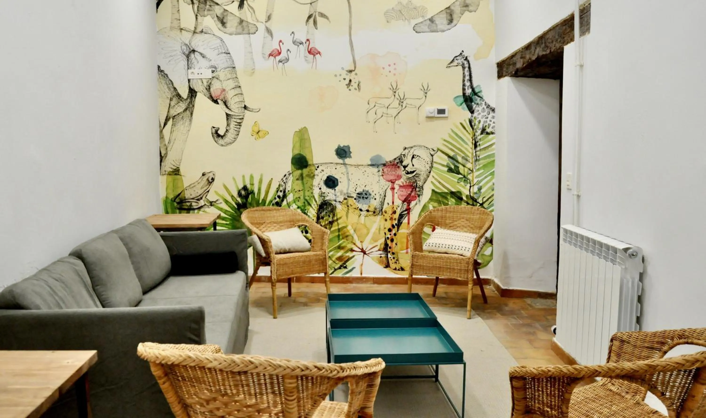 Communal lounge/ TV room in Quartier Leon Hostel Jabalquinto