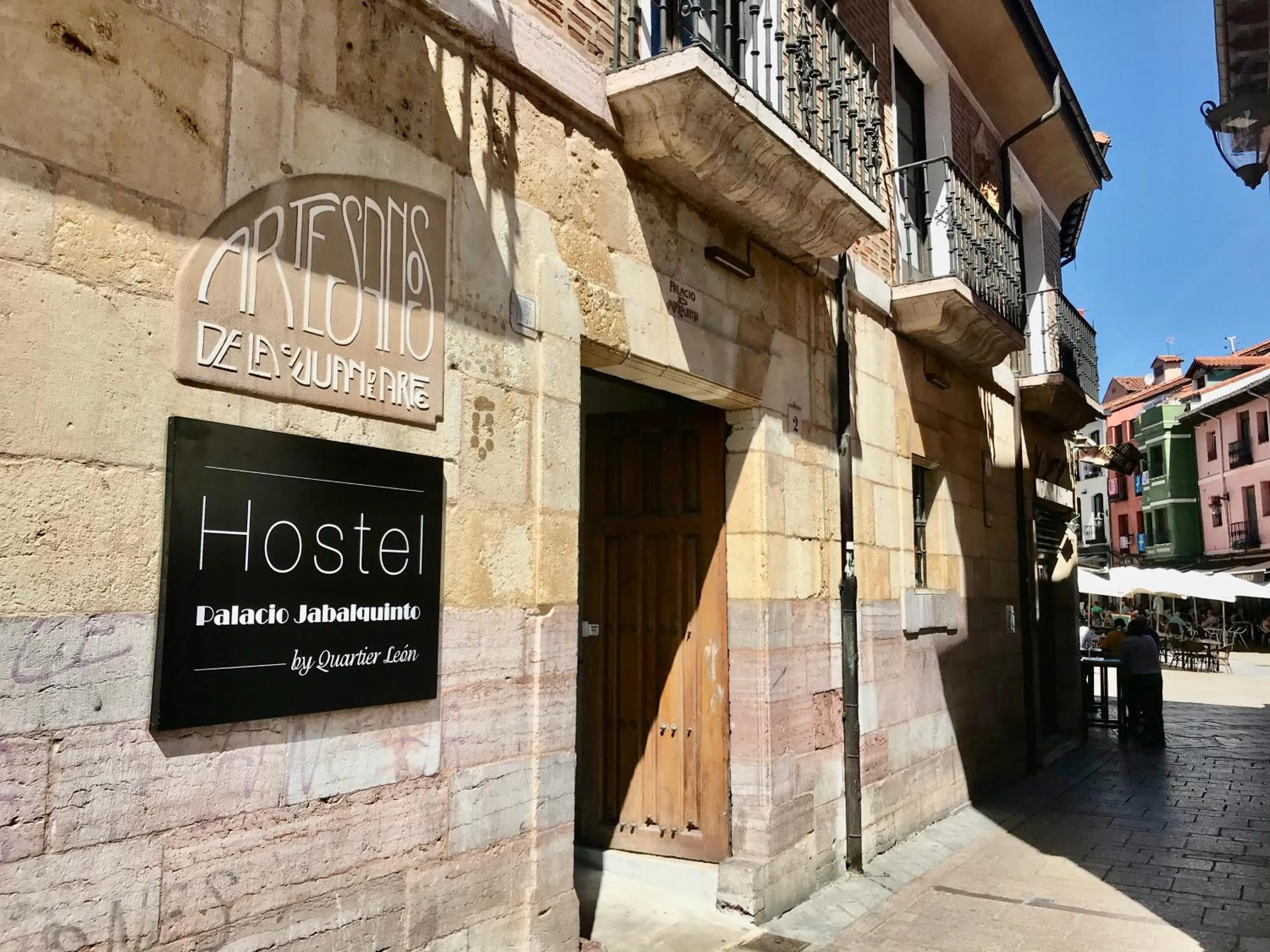 Property building in Quartier Leon Hostel Jabalquinto