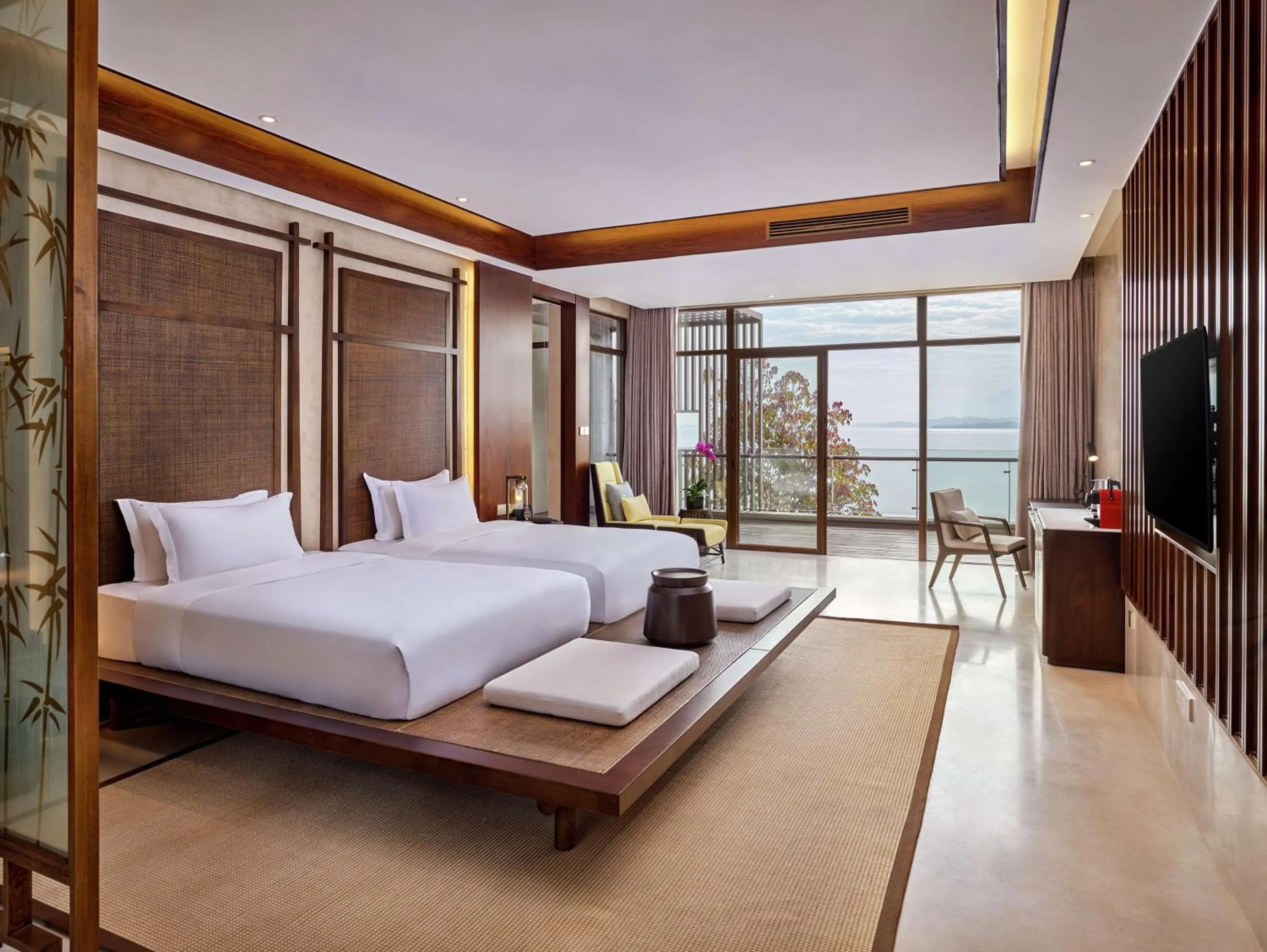 Bed in Lushan West Sea Resort, Curio Collection by Hilton