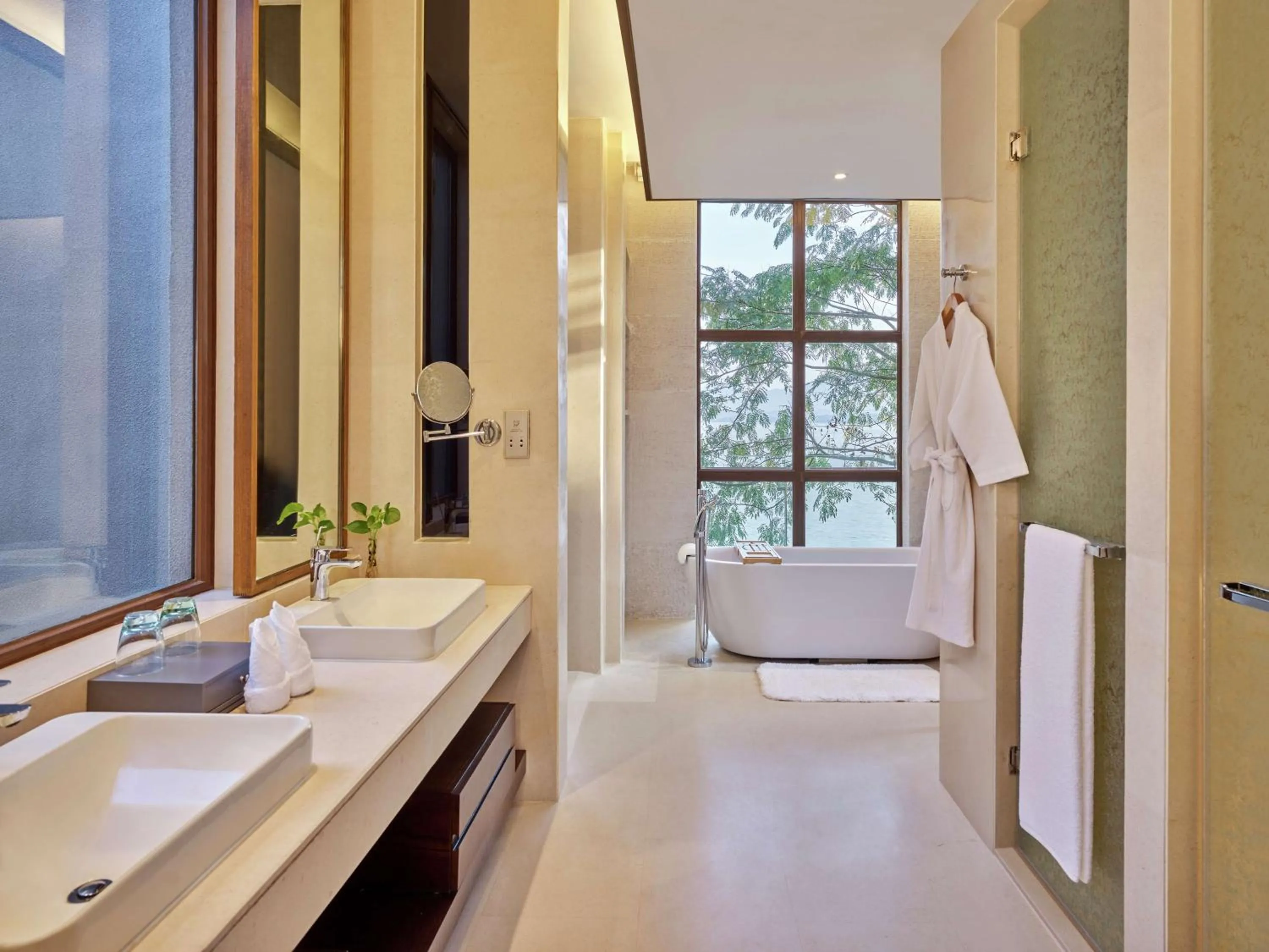 Bathroom in Lushan West Sea Resort, Curio Collection by Hilton
