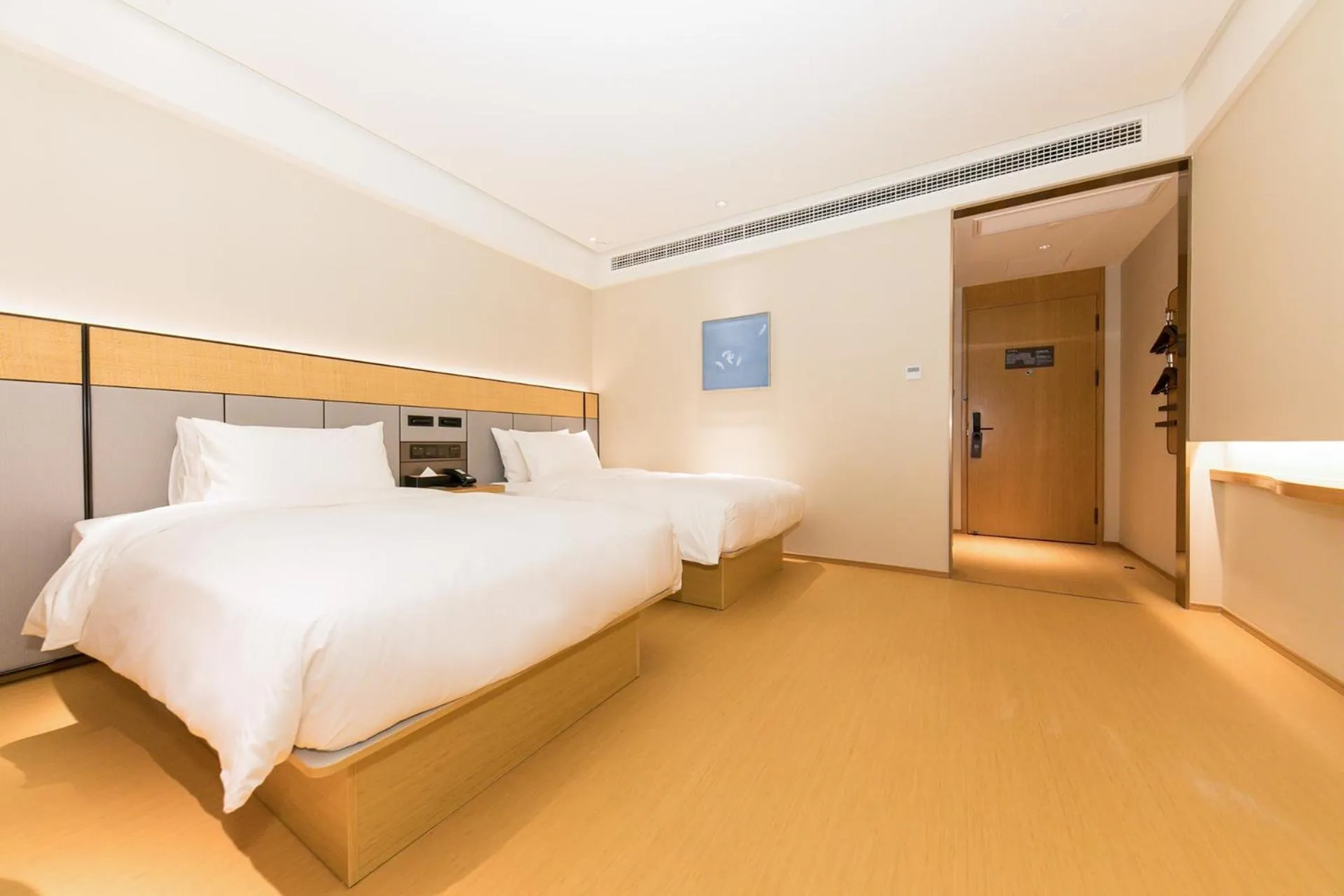 Photo of the whole room, Bed in JI Hotel Shanghai World Expo Yaohua Road