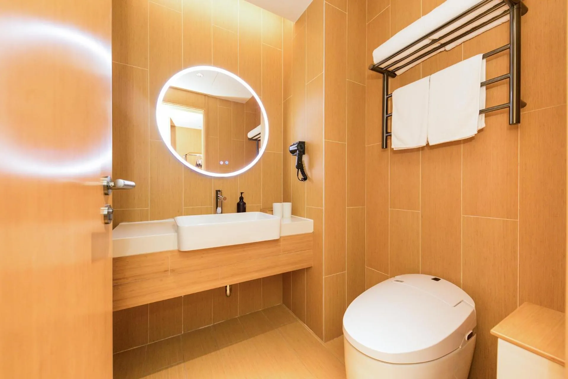 Toilet in JI Hotel Shanghai World Expo Yaohua Road