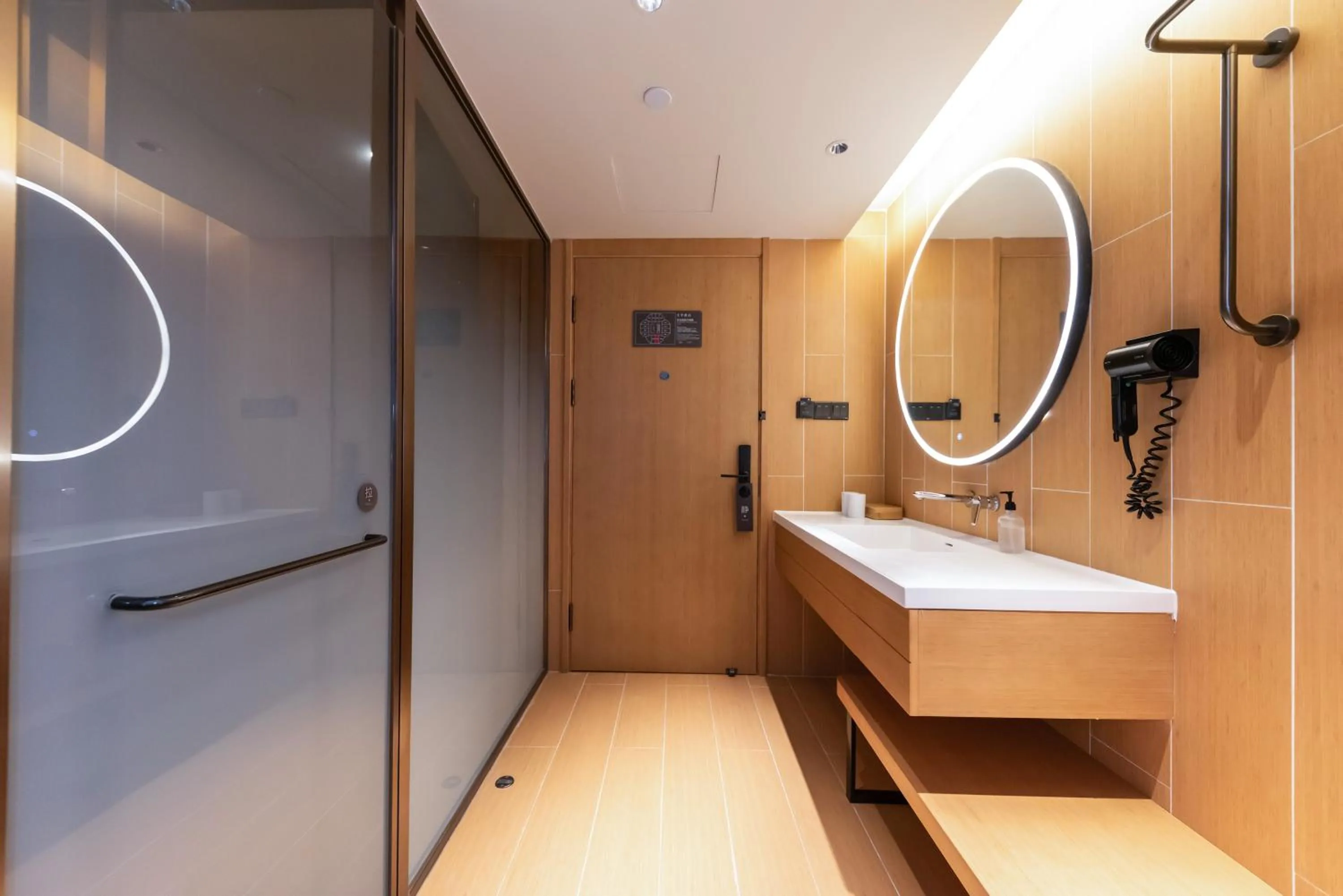 Shower in JI Hotel (Shanghai People's Square Middle Fujian Road)