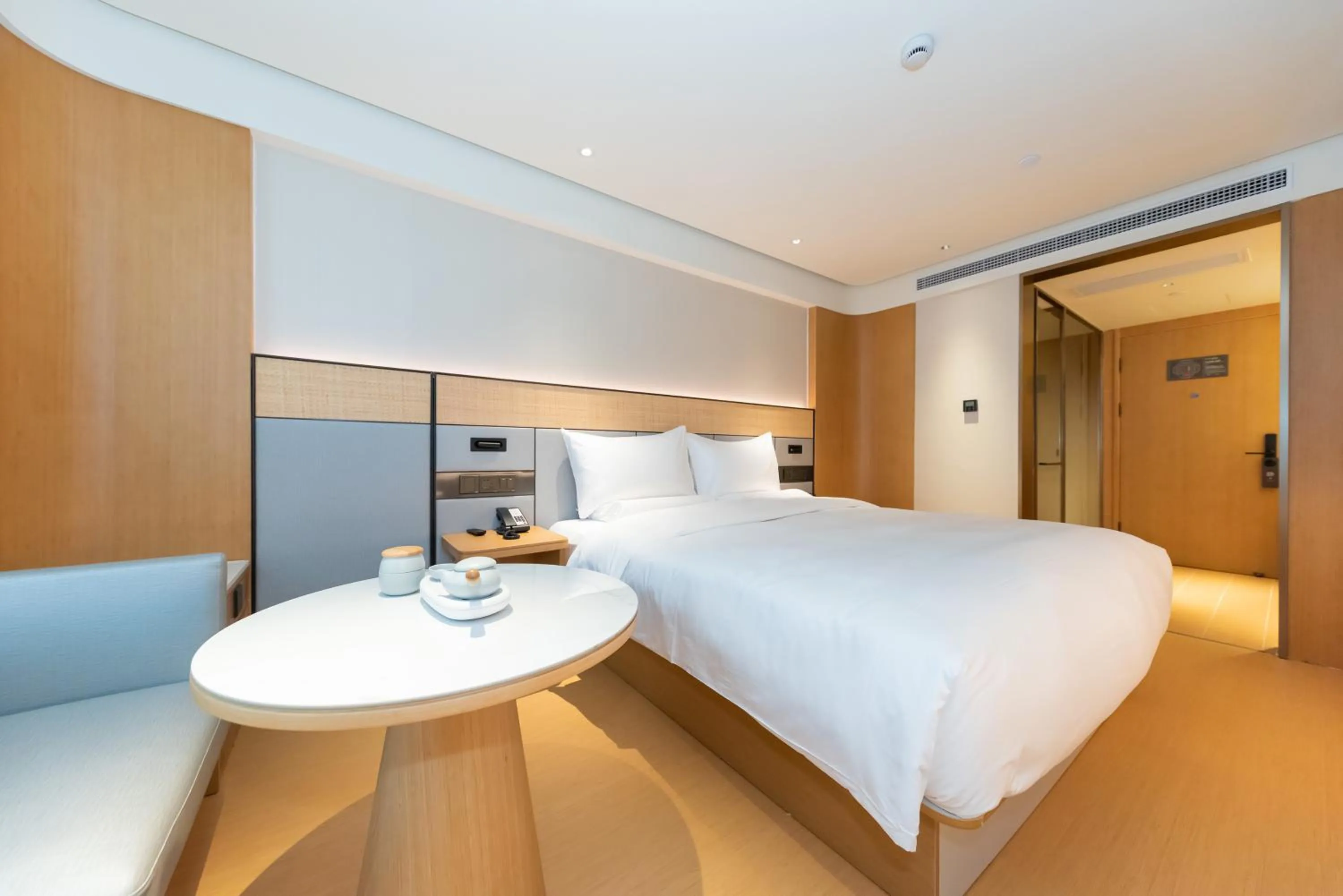 Photo of the whole room in JI Hotel (Shanghai People's Square Middle Fujian Road)