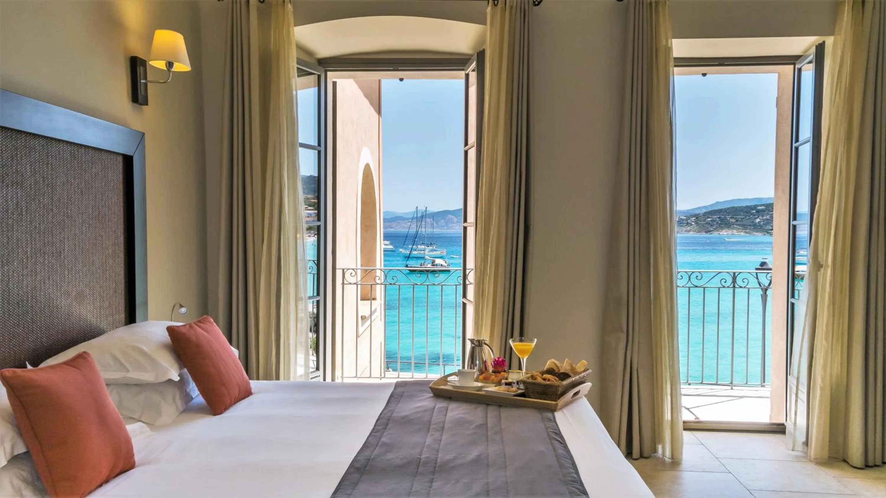 Bedroom, Bed in Perla Rossa