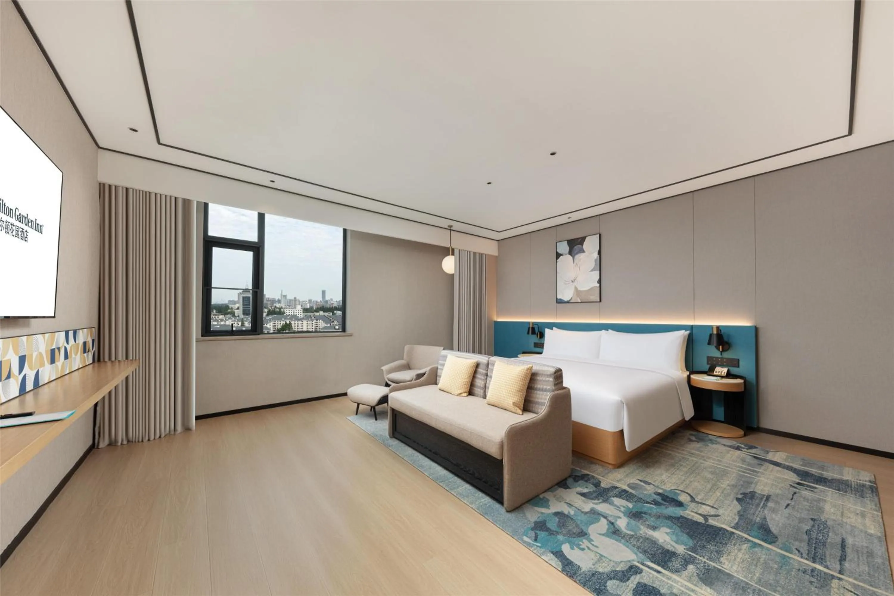 Living room, Bed in Hilton Garden Inn Shanghai Jiading
