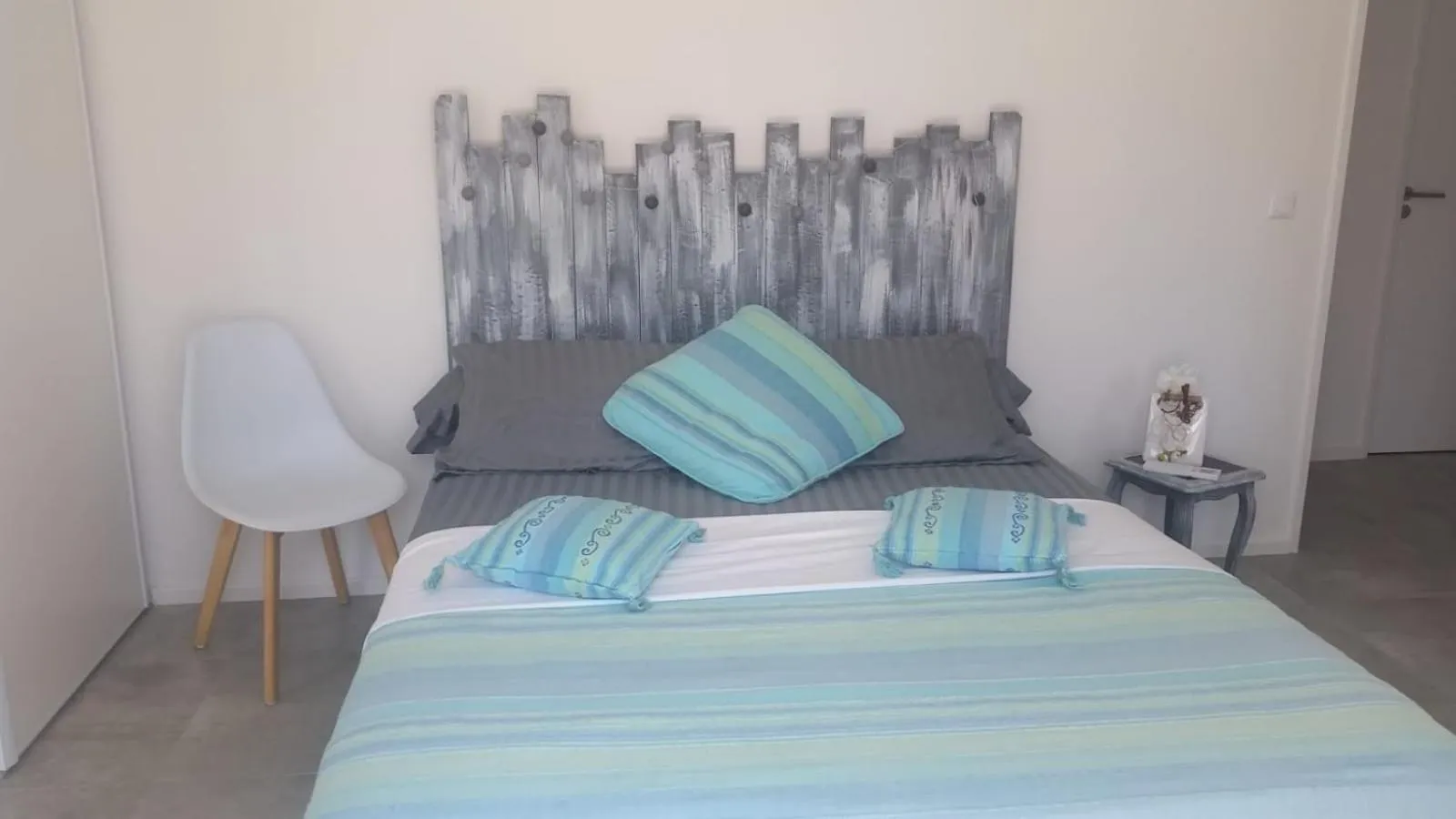 Property building, Bed in jardin zen