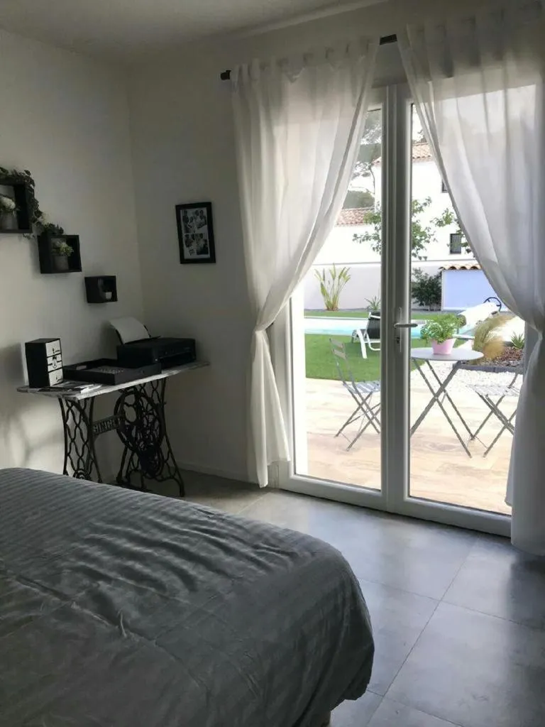 Photo of the whole room, Bed in jardin zen