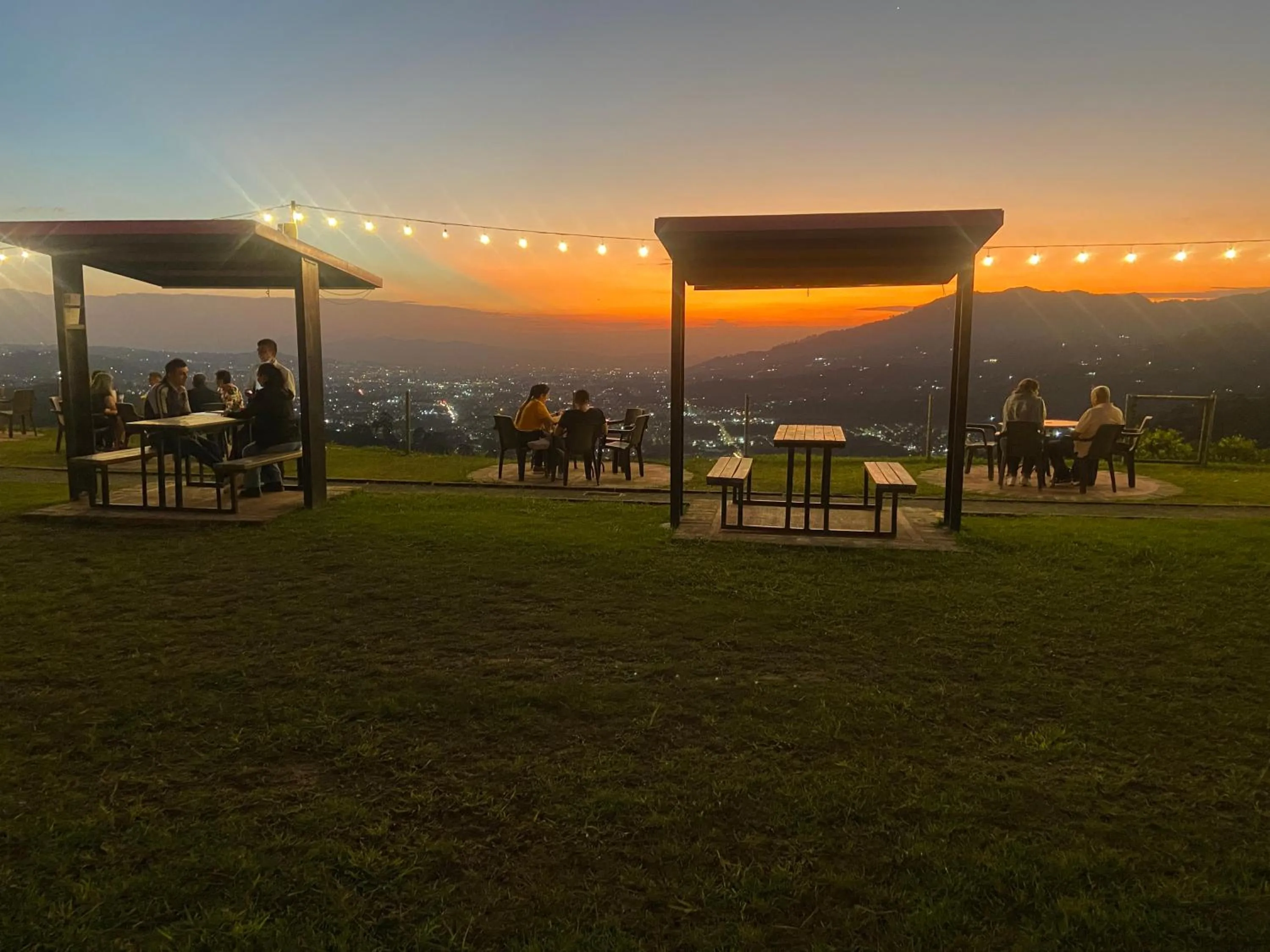 People in Hotel Entre Lomas