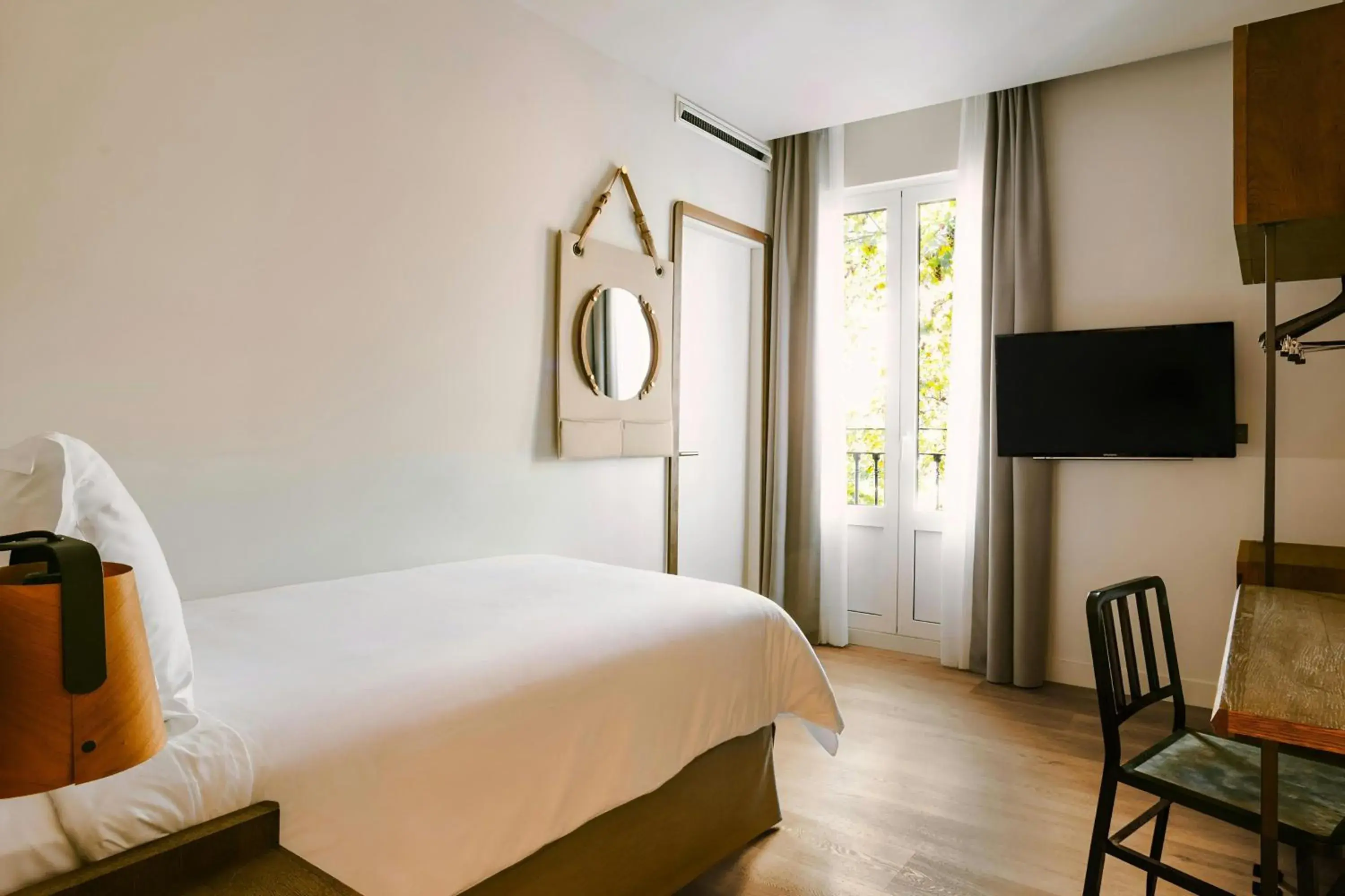 Single Room with Balcony and Street View in Casa Luz Hotel Plaça Universitat, Sonder by Marriott Bonvoy Single Room with Balcony and Street View in Casa Luz Hotel Plaça Universitat, Sonder by Marriott Bonvoy