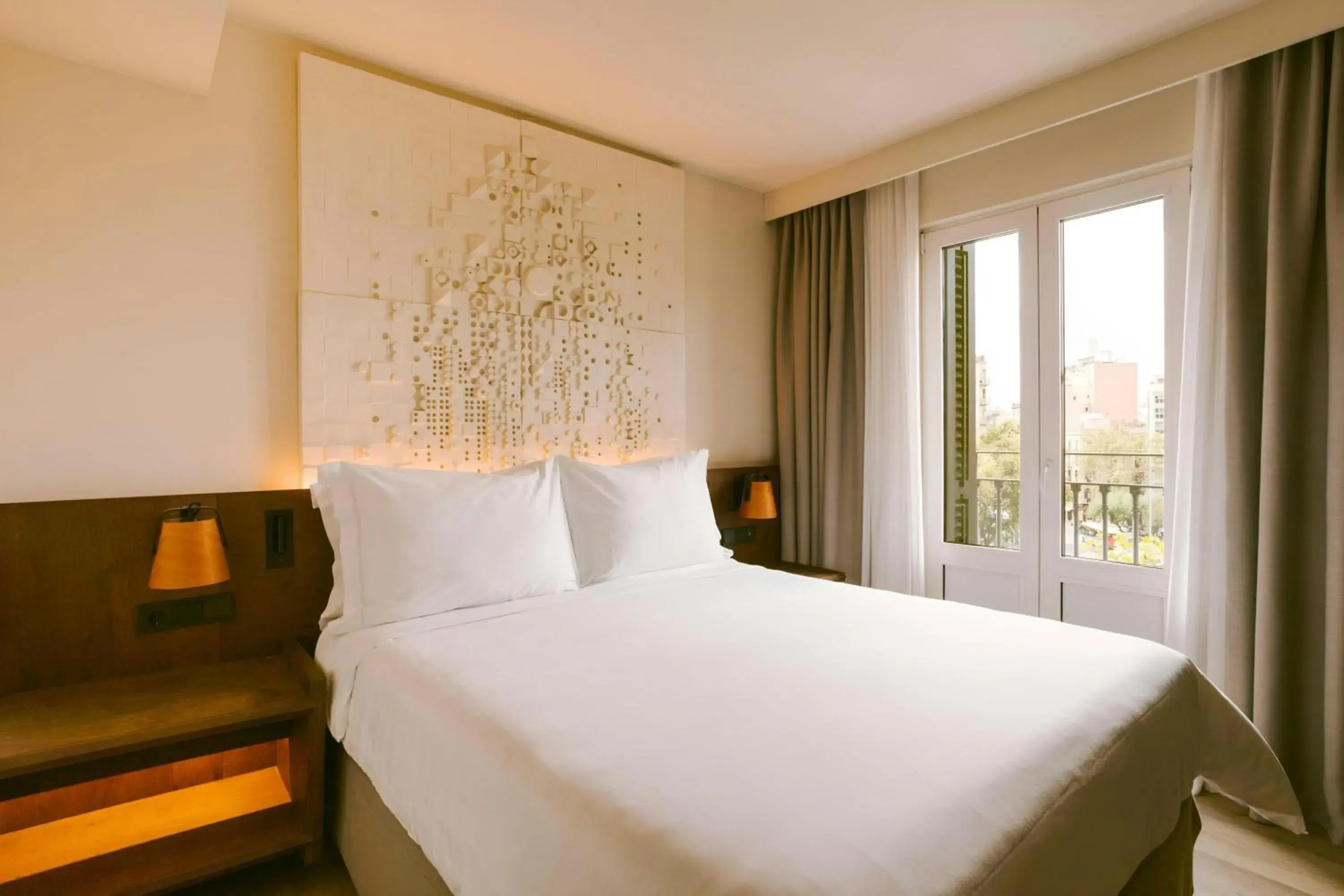 Queen Room with Balcony and Street View in Casa Luz Hotel Plaça Universitat, Sonder by Marriott Bonvoy Queen Room with Balcony and Street View in Casa Luz Hotel Plaça Universitat, Sonder by Marriott Bonvoy