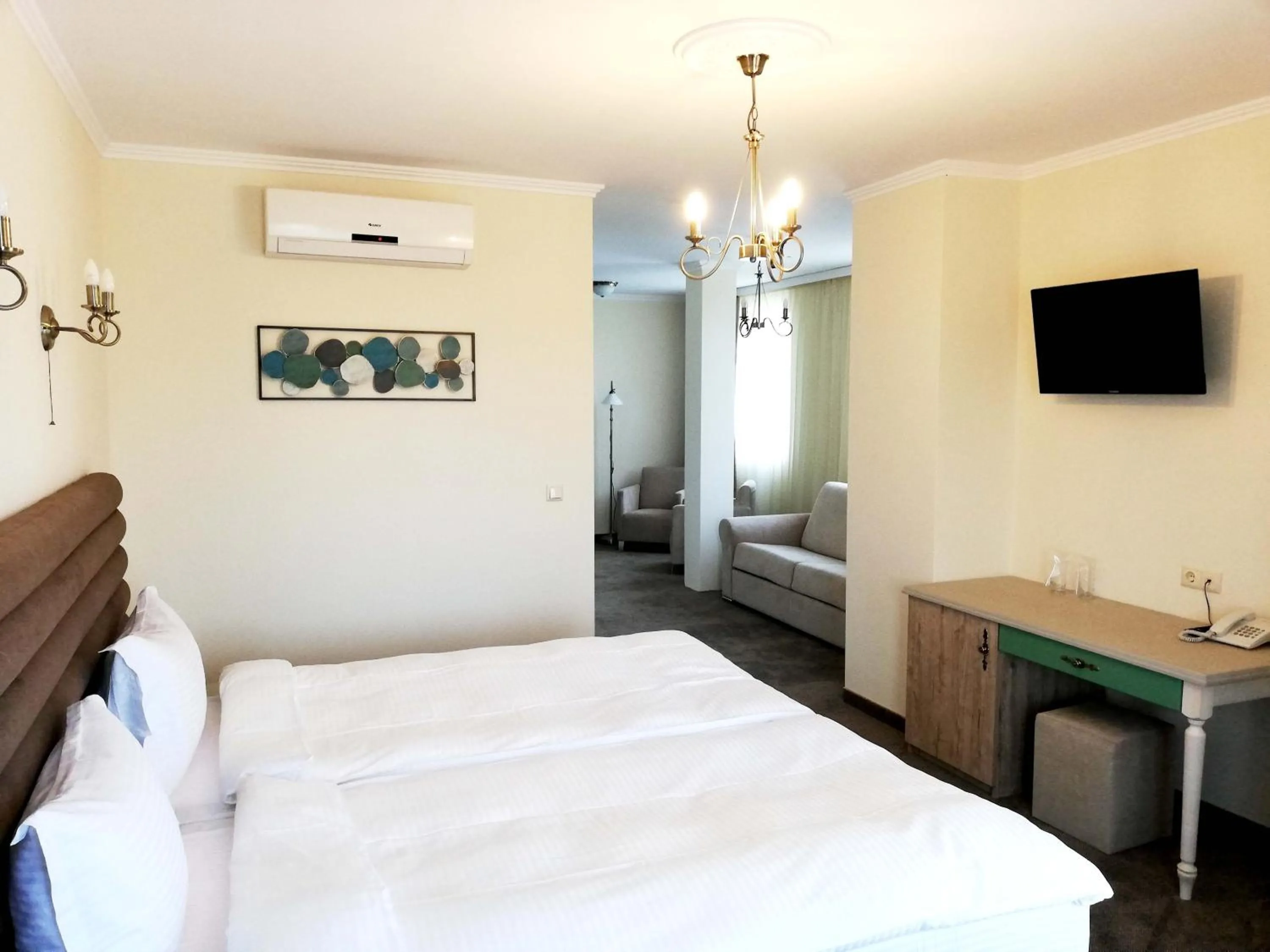 Communal lounge/ TV room, Bed in Villa Della Rosa