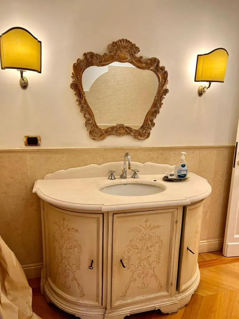 Bathroom in Roman Holidays Boutique