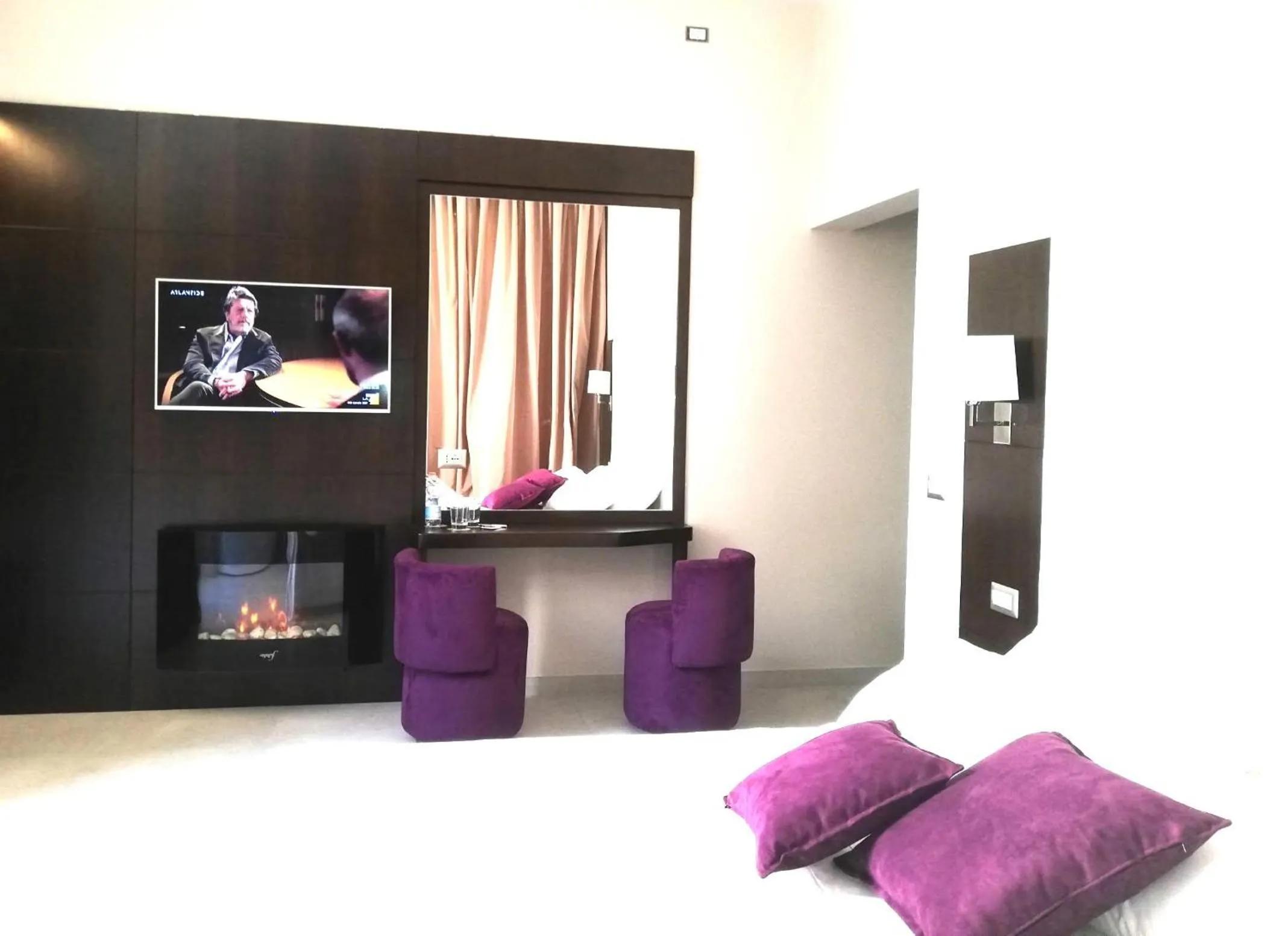 Photo of the whole room, Bed in Roman Holidays Boutique