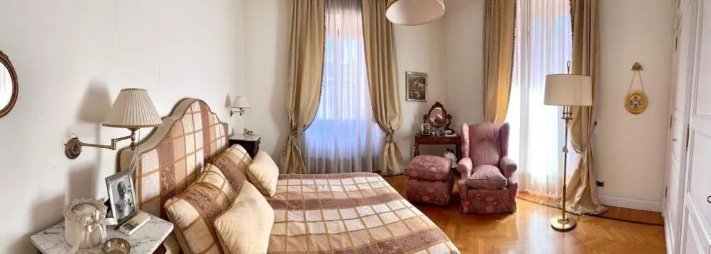 Photo of the whole room, Bed in Roman Holidays Boutique