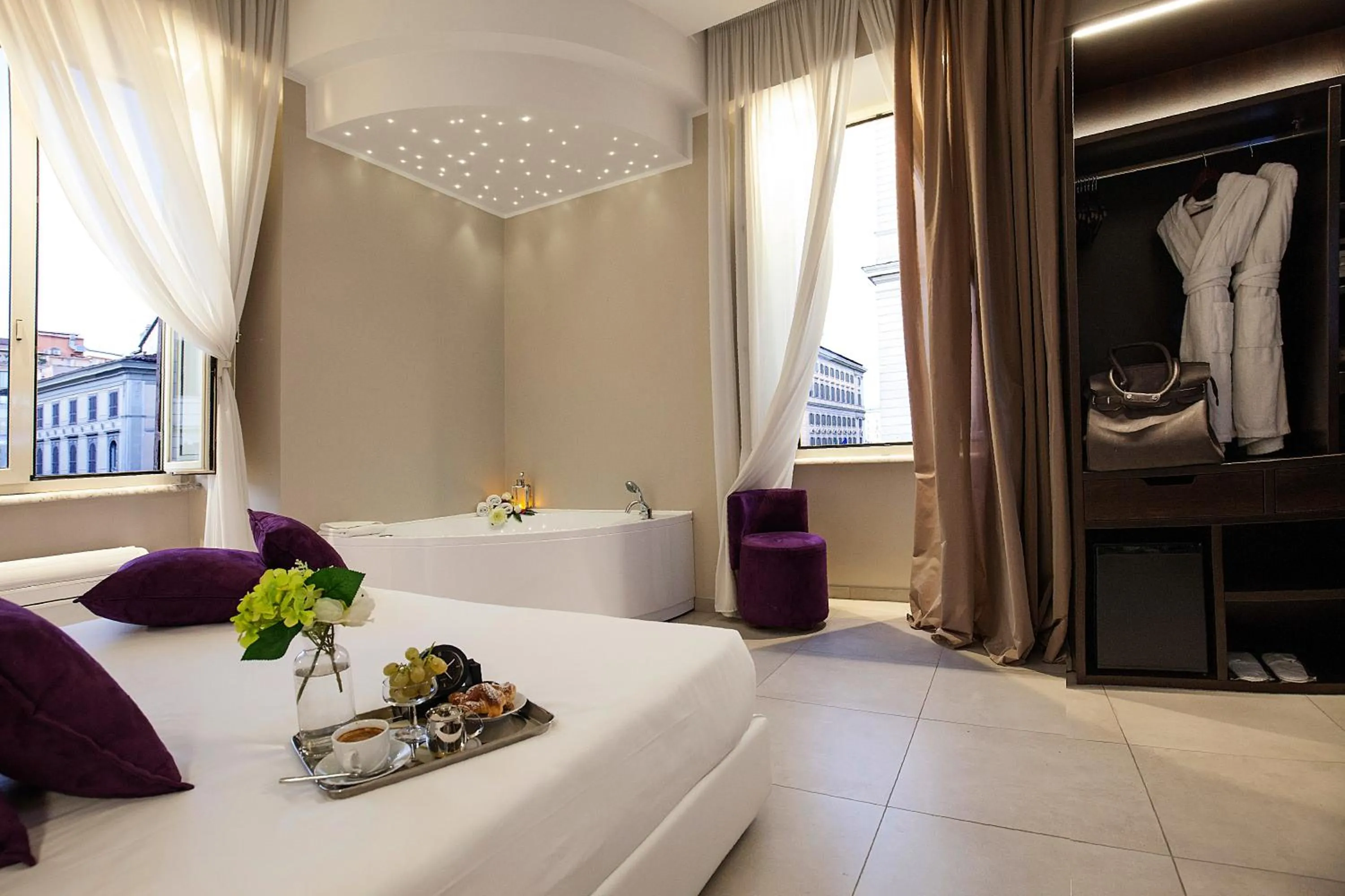 Bathroom, Bed in Roman Holidays Boutique