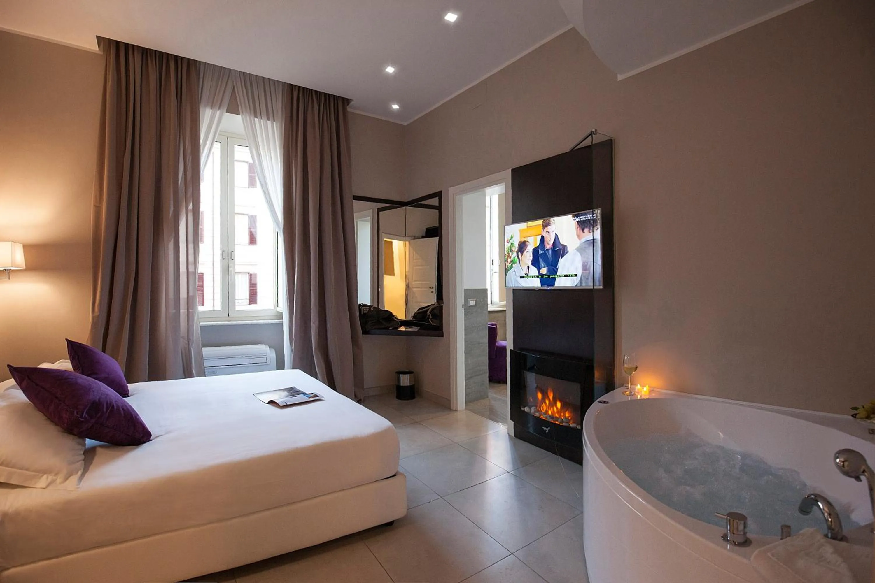 Hot Tub, Bed in Roman Holidays Boutique