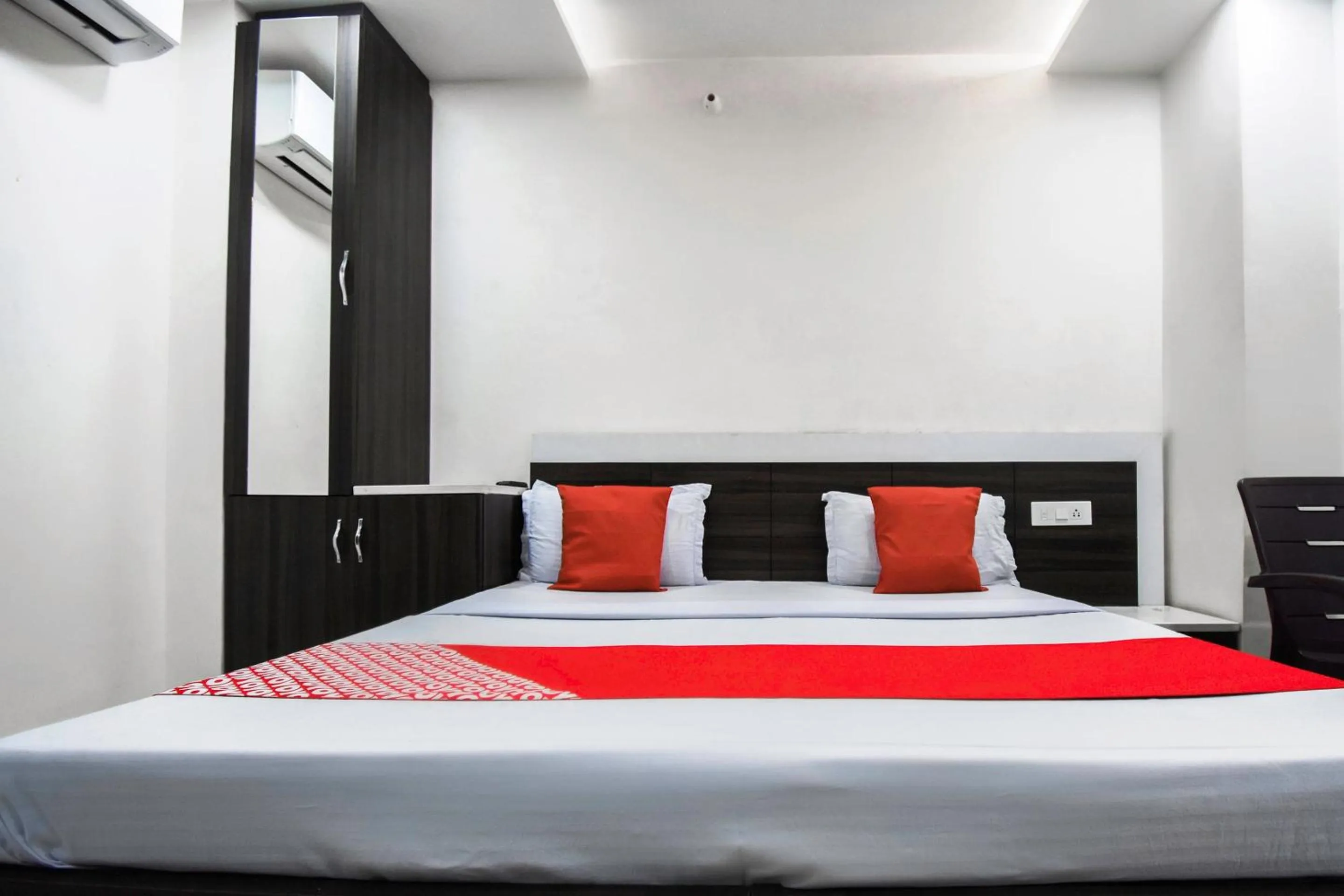 Bedroom in Hotel O Shangri-la-inn