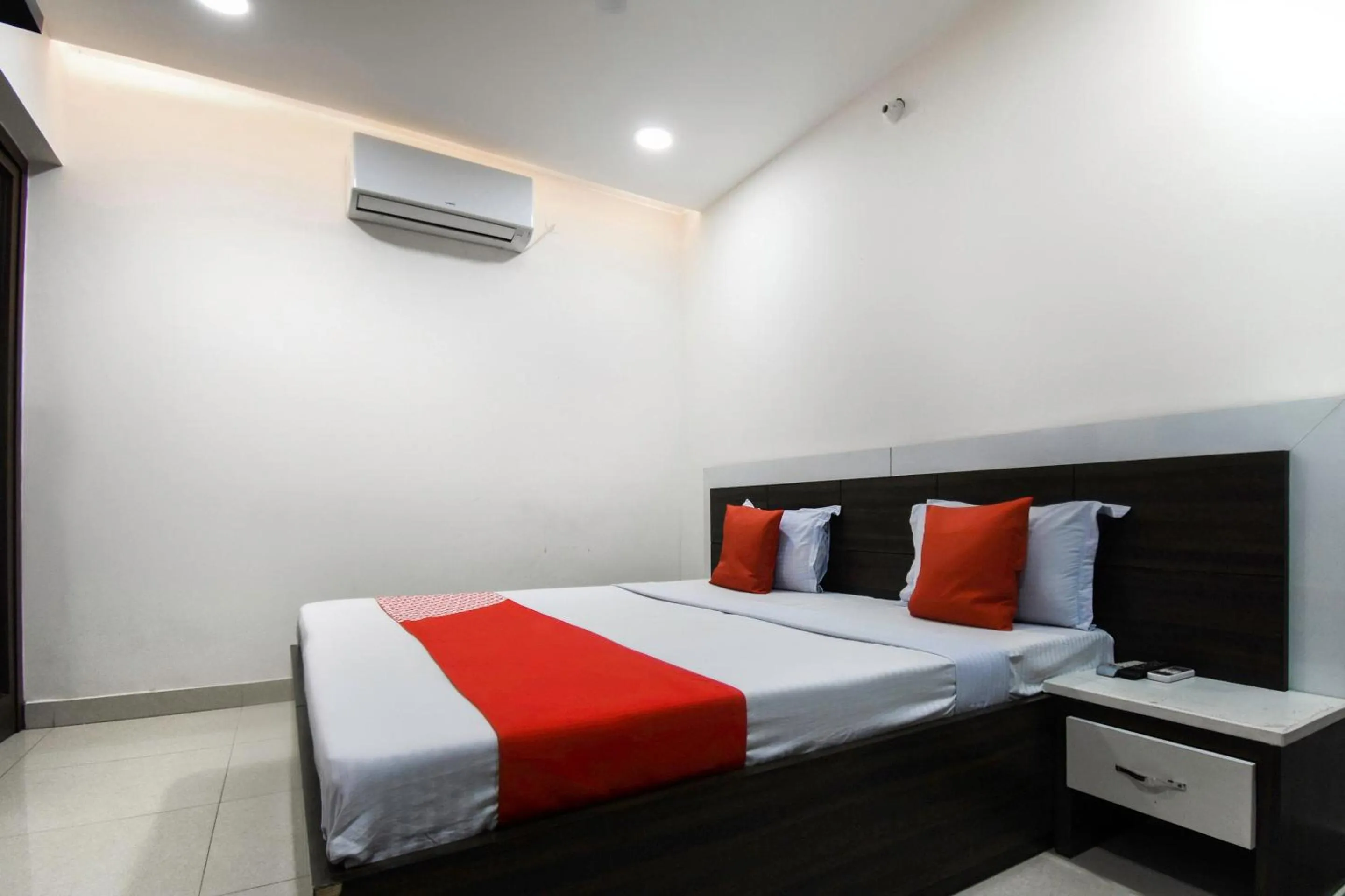 Bedroom in Hotel O Shangri-la-inn