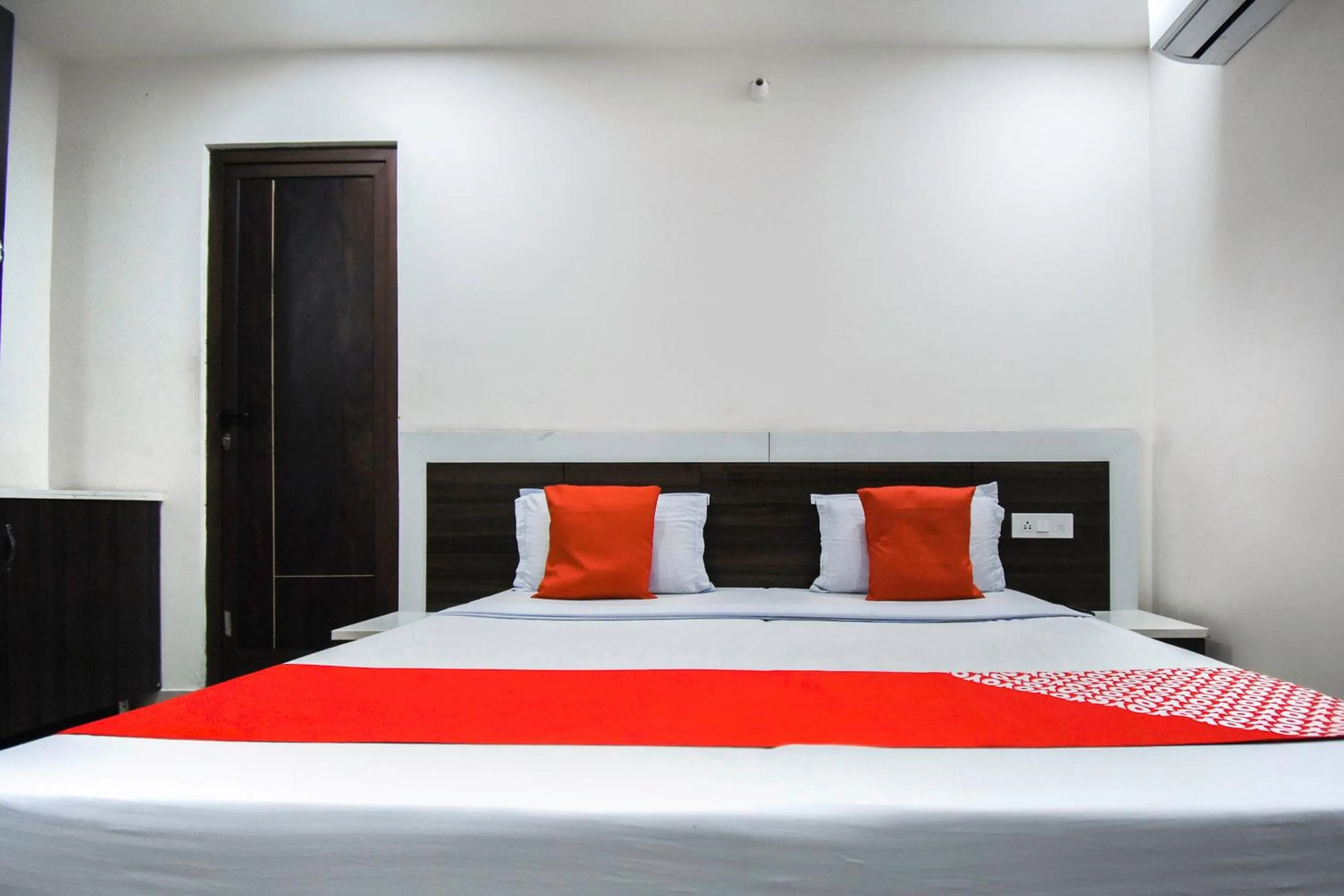 Bedroom in Hotel O Shangri-la-inn