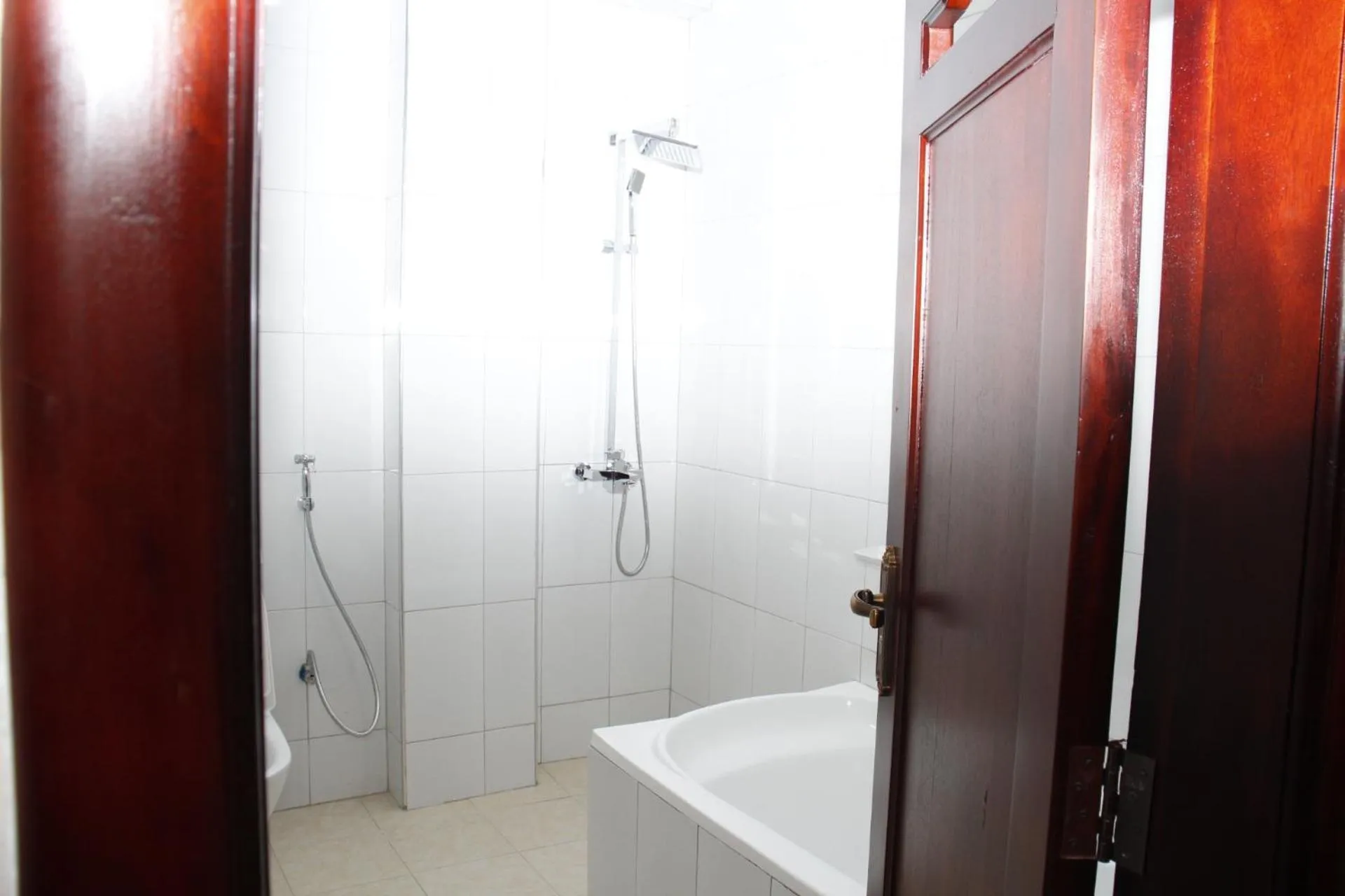 Shower in Kenlon Hotel Kampala
