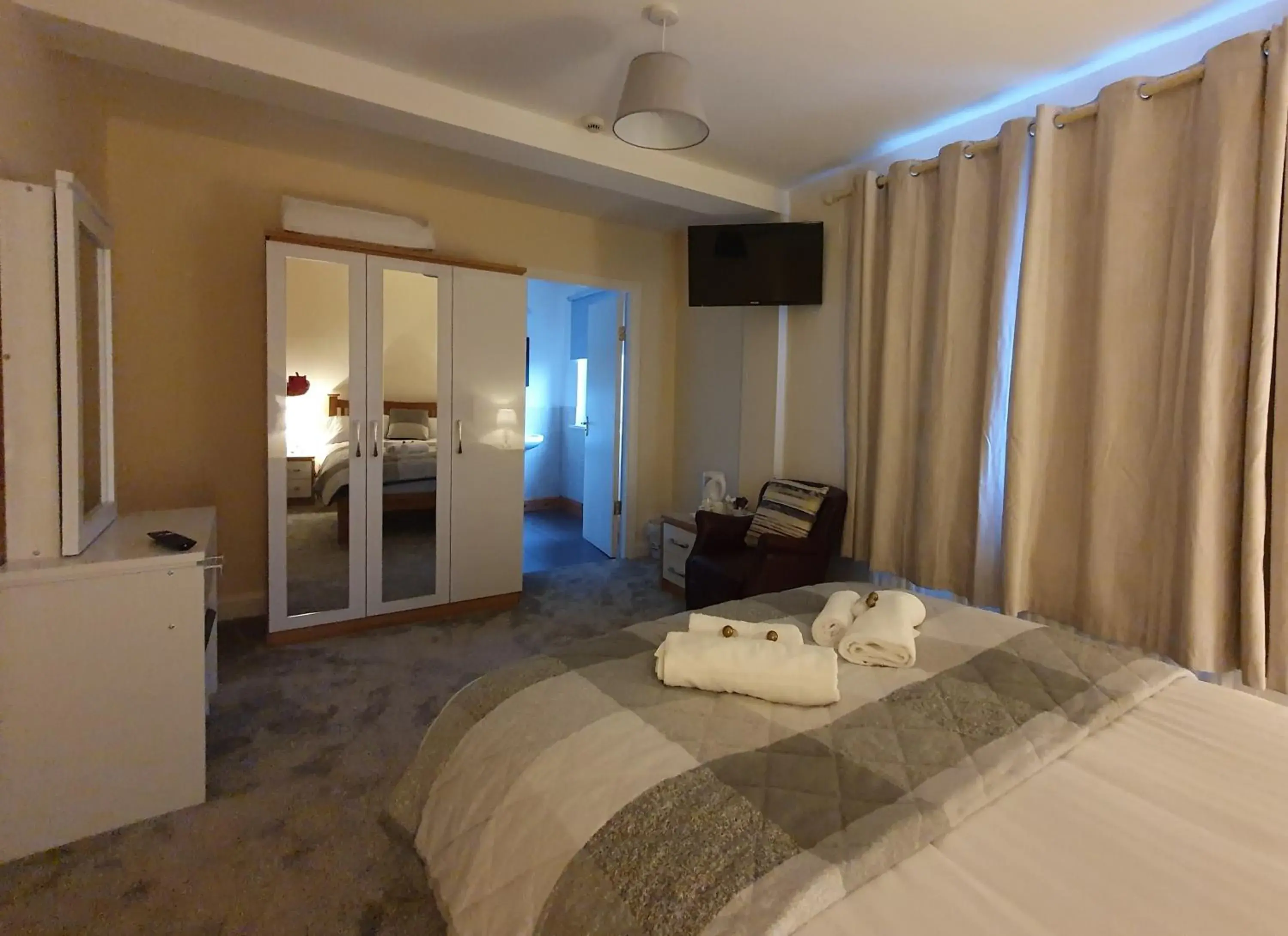 Double Room - single occupancy in The Bowers Bar & Restaurant Double Room - single occupancy in The Bowers Bar & Restaurant