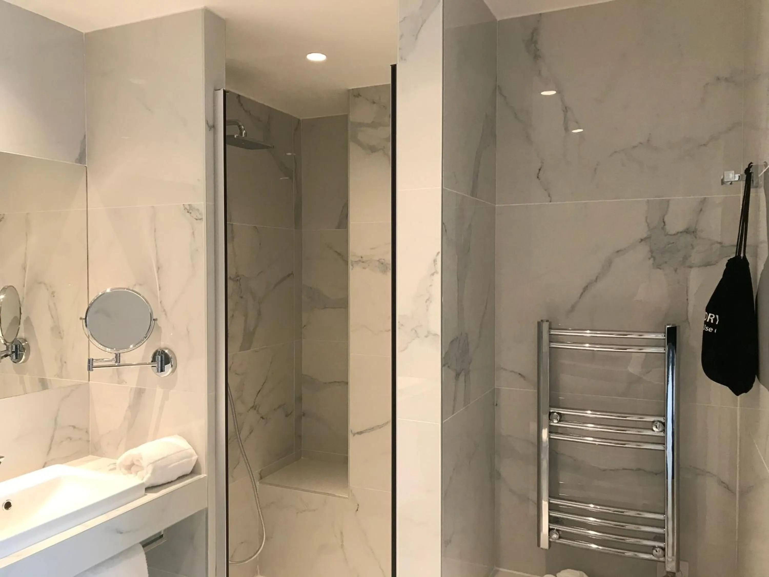 Bathroom in Hôtel La Villa Port d'Antibes & Spa