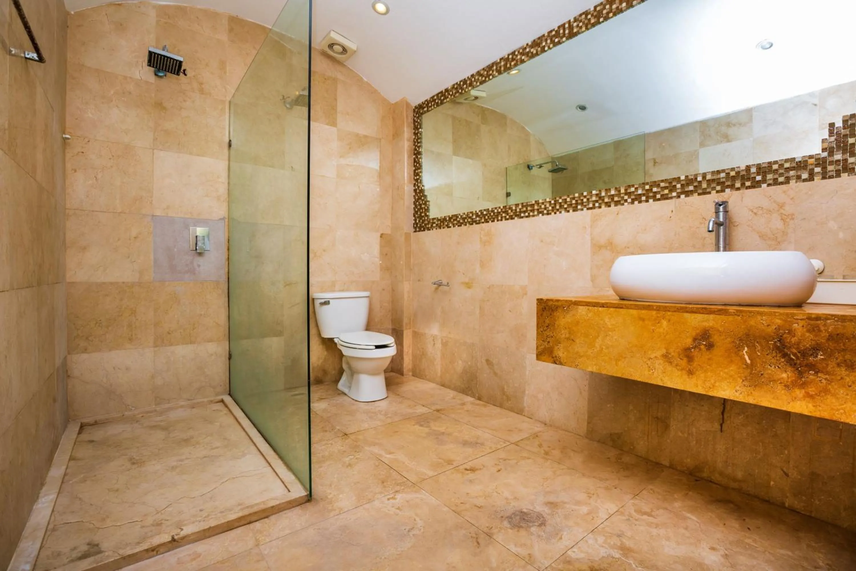 Bathroom in Capital O Cancun International Airport 24 7