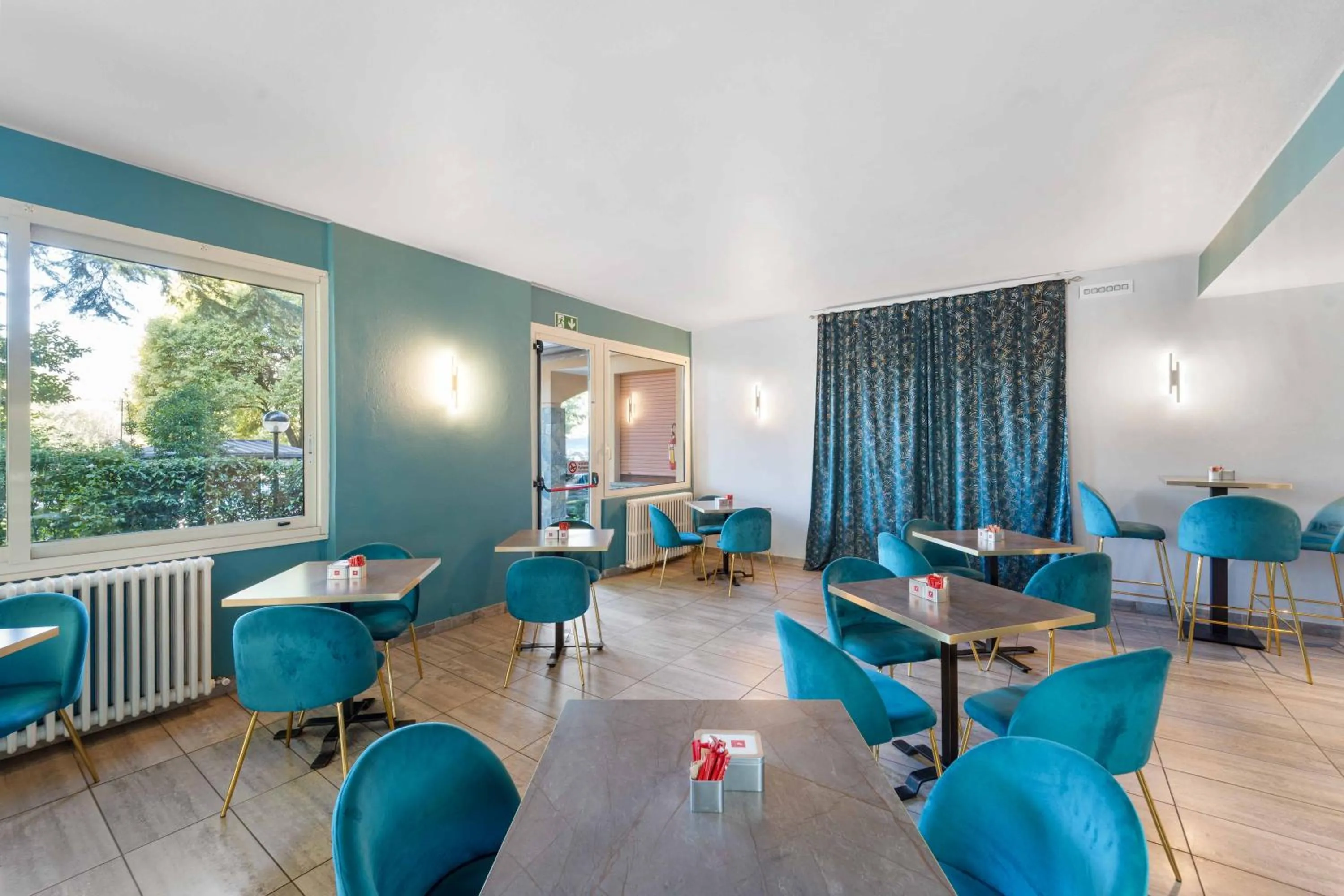 Restaurant/places to eat in Green Village Accommodations