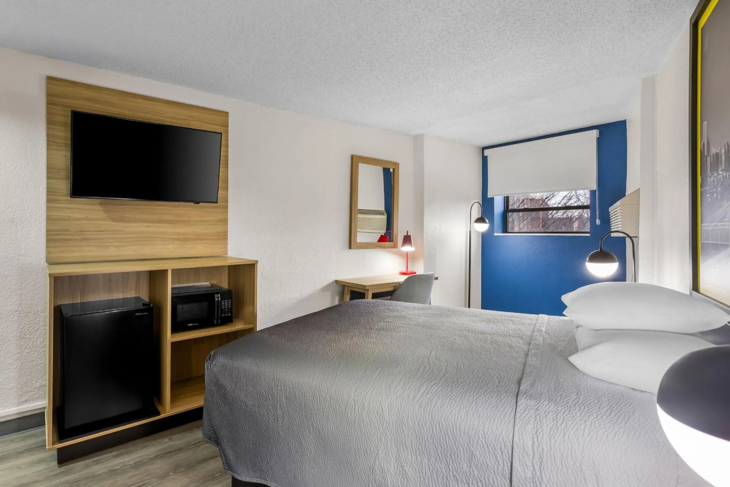 Bedroom, Bed in Super 8 by Wyndham Chicago IL