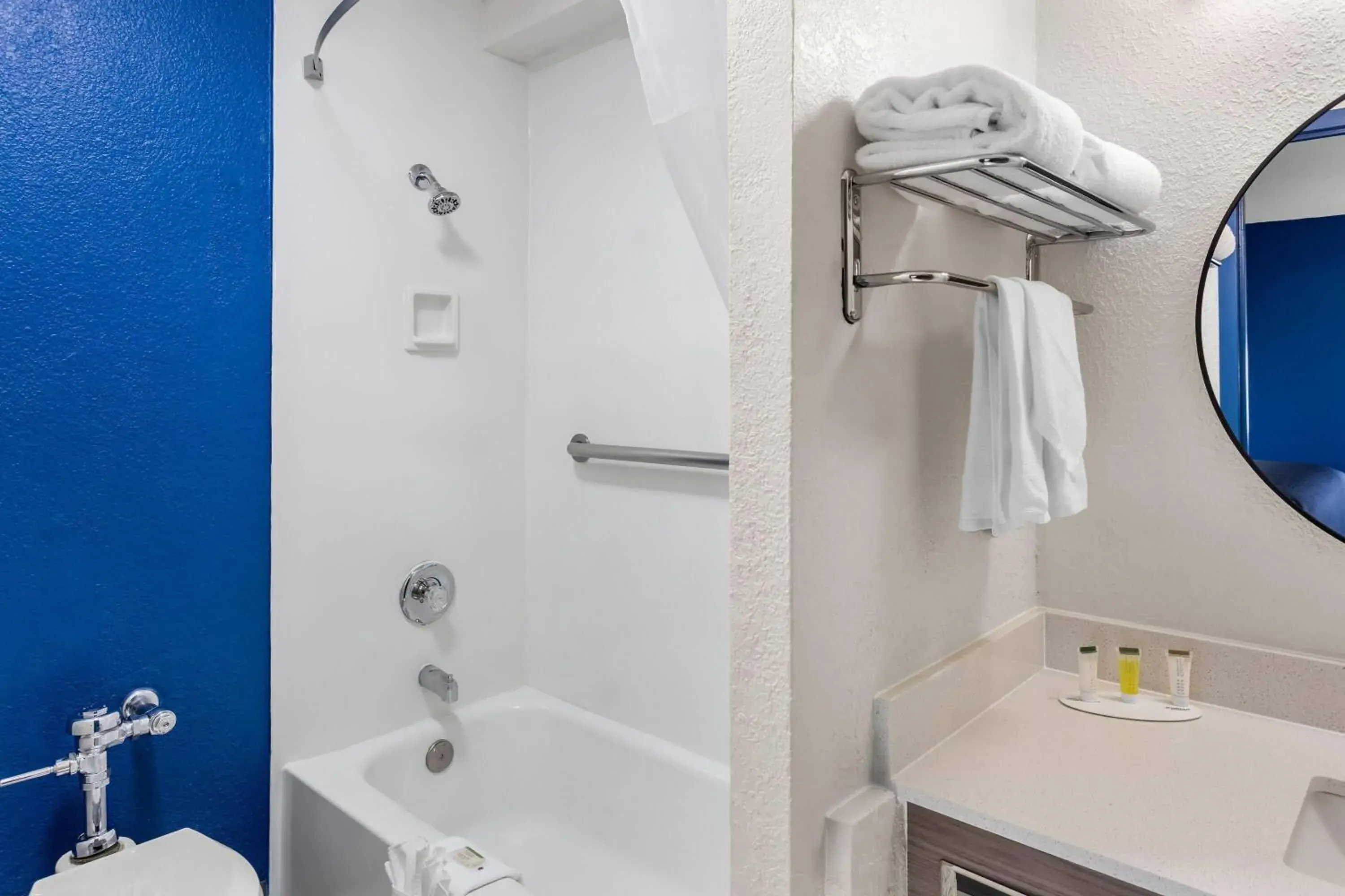 Standard King Room - Non-Smoking in Super 8 by Wyndham Chicago IL Standard King Room - Non-Smoking in Super 8 by Wyndham Chicago IL