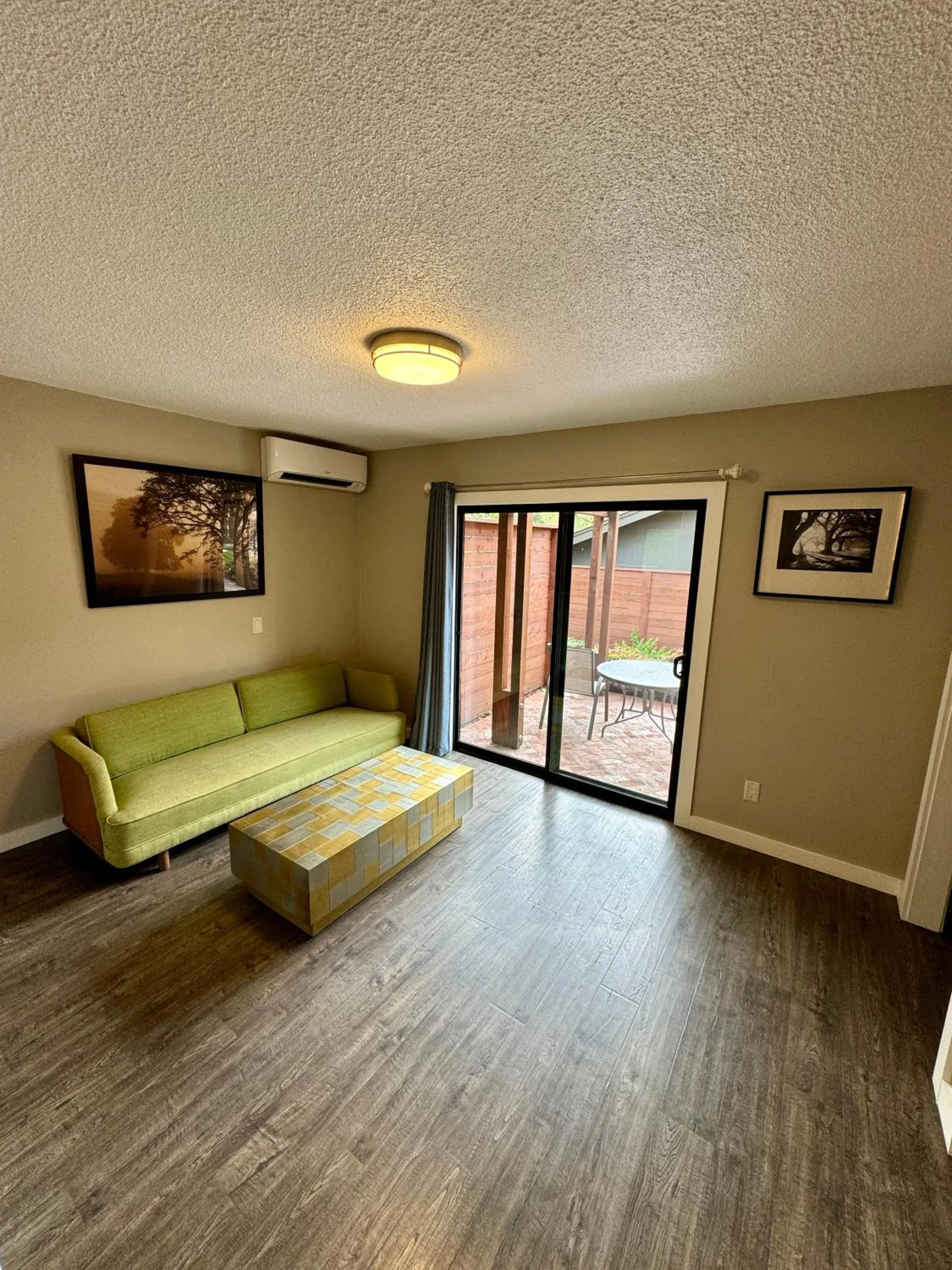 Living room, Bed in Hidden Valley Inn