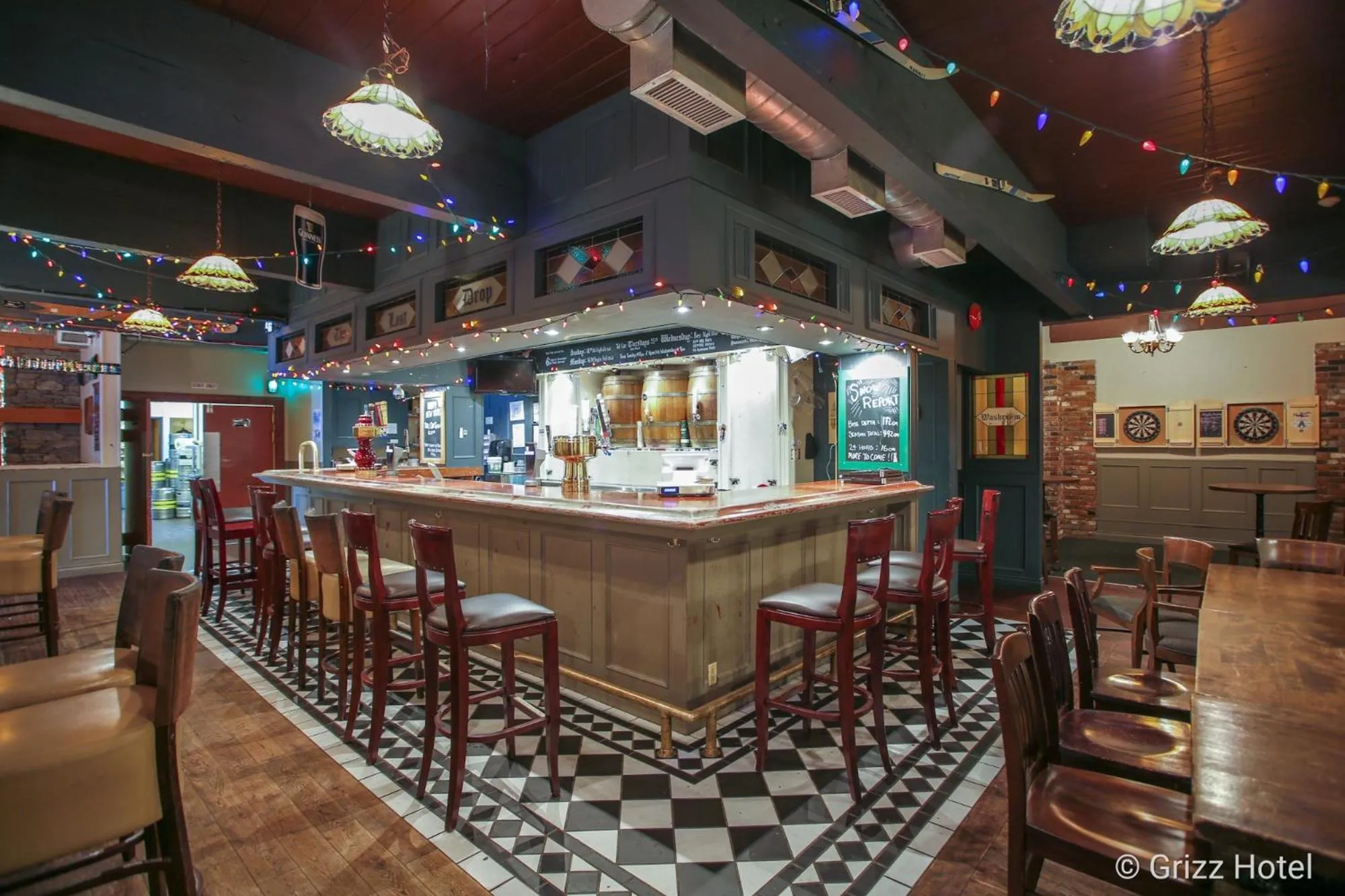 Lounge or bar in Grizz Hotel