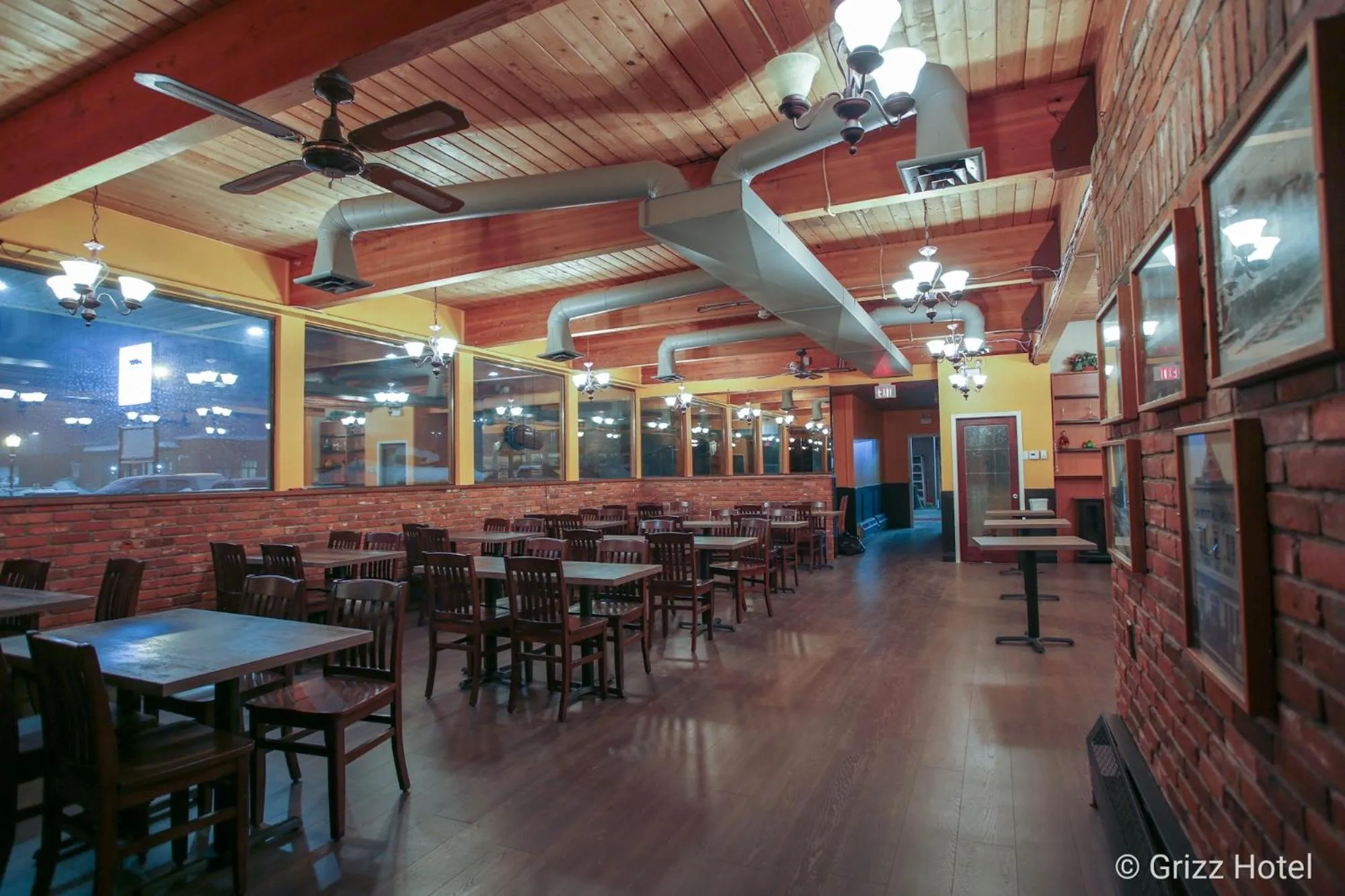 Breakfast in Grizz Hotel