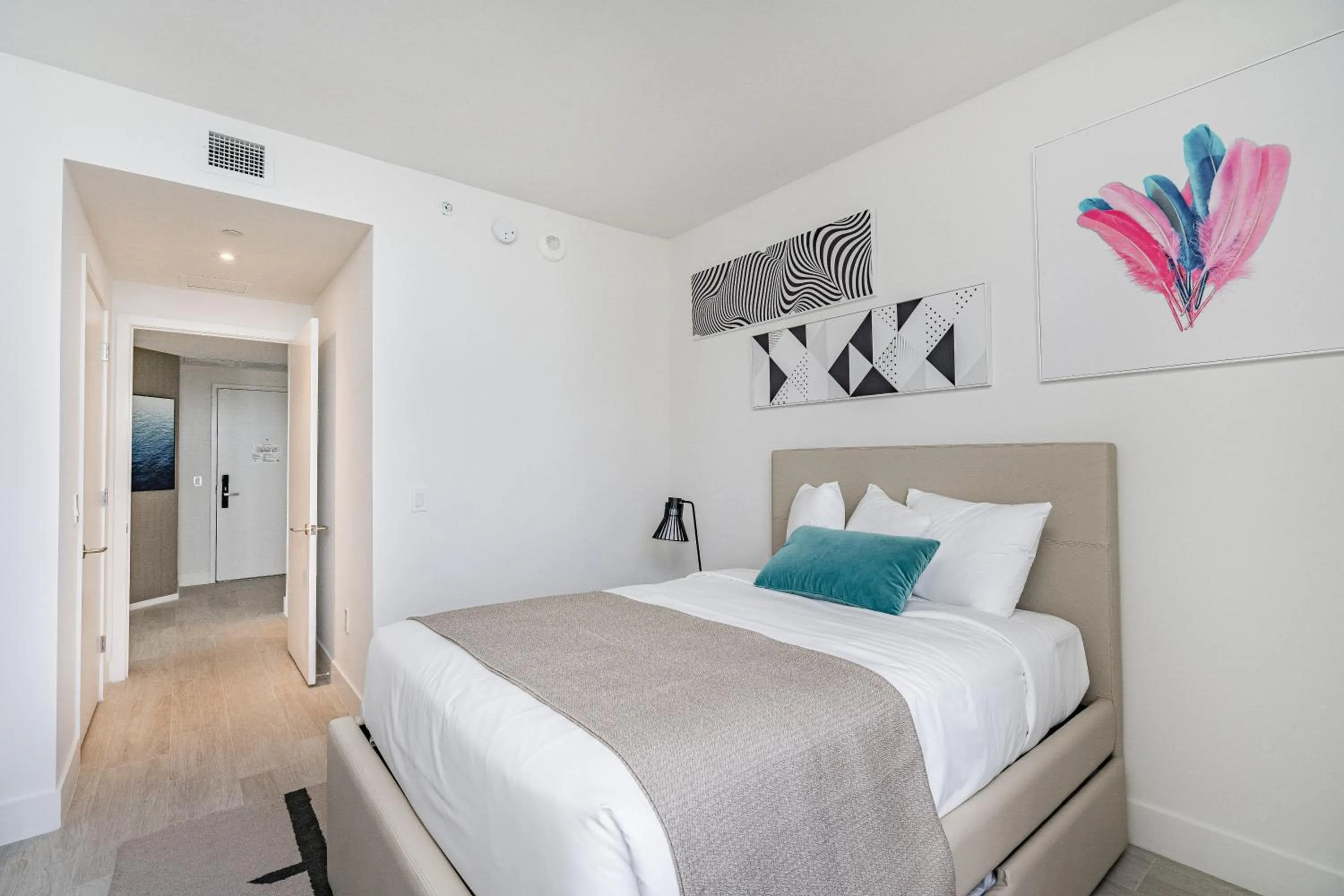 Bed in Hyde Beach House Hollywood Private Suites